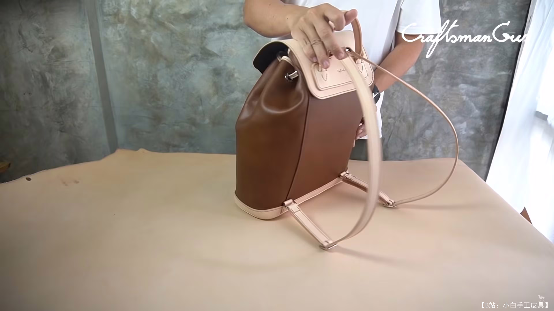 Craftsmangus 免费皮革女式抽绳翻盖背包版型 - 4