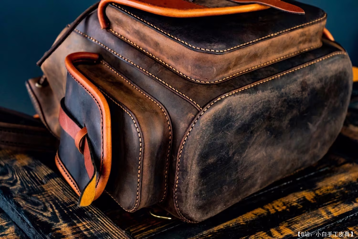 来自 Creative Awl 的带侧袋的免费冒险背包版型 - 9