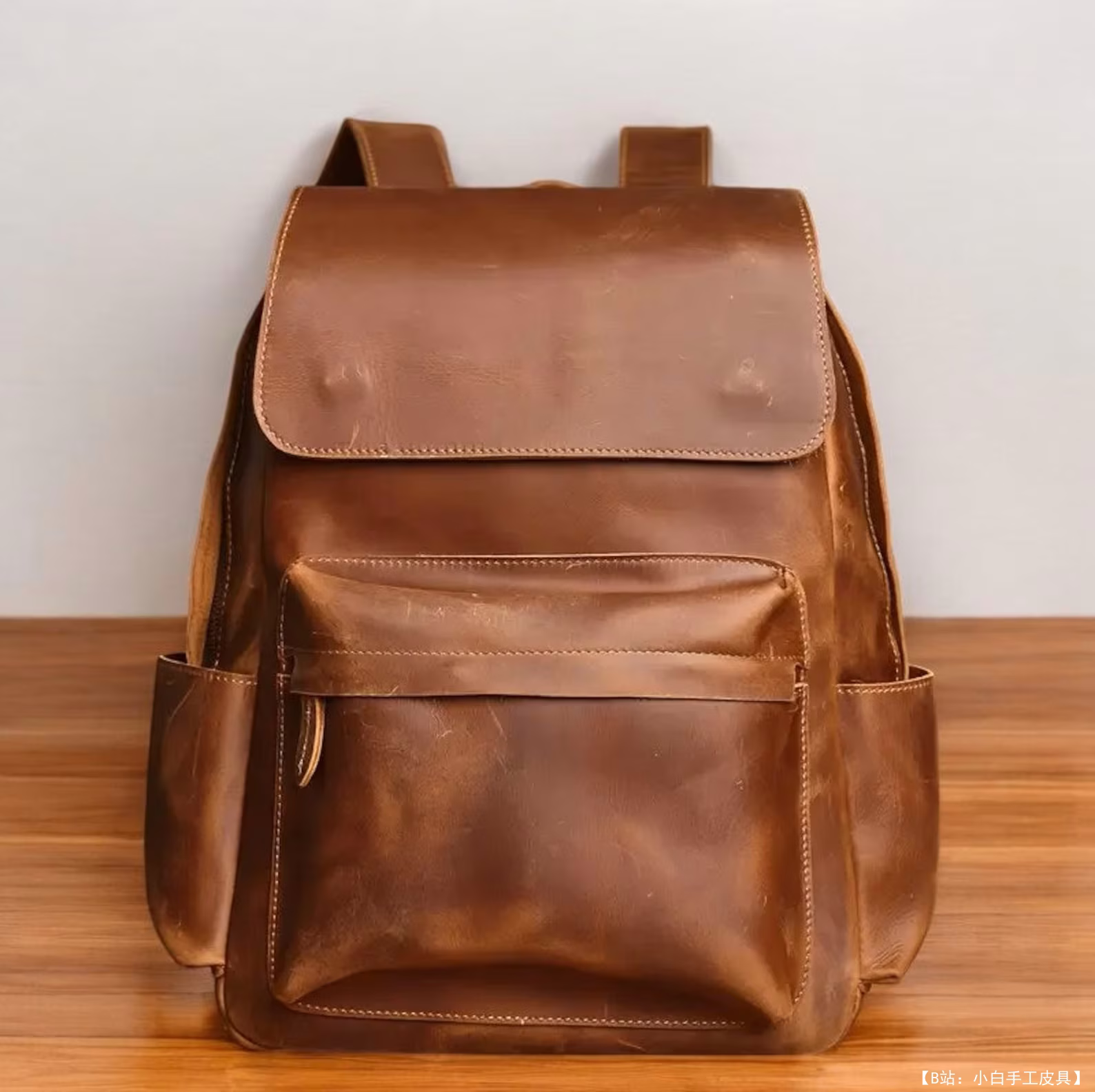 免费皮革背包版型，带翻盖和前袋，由 FloresPatterns 设计 - 4