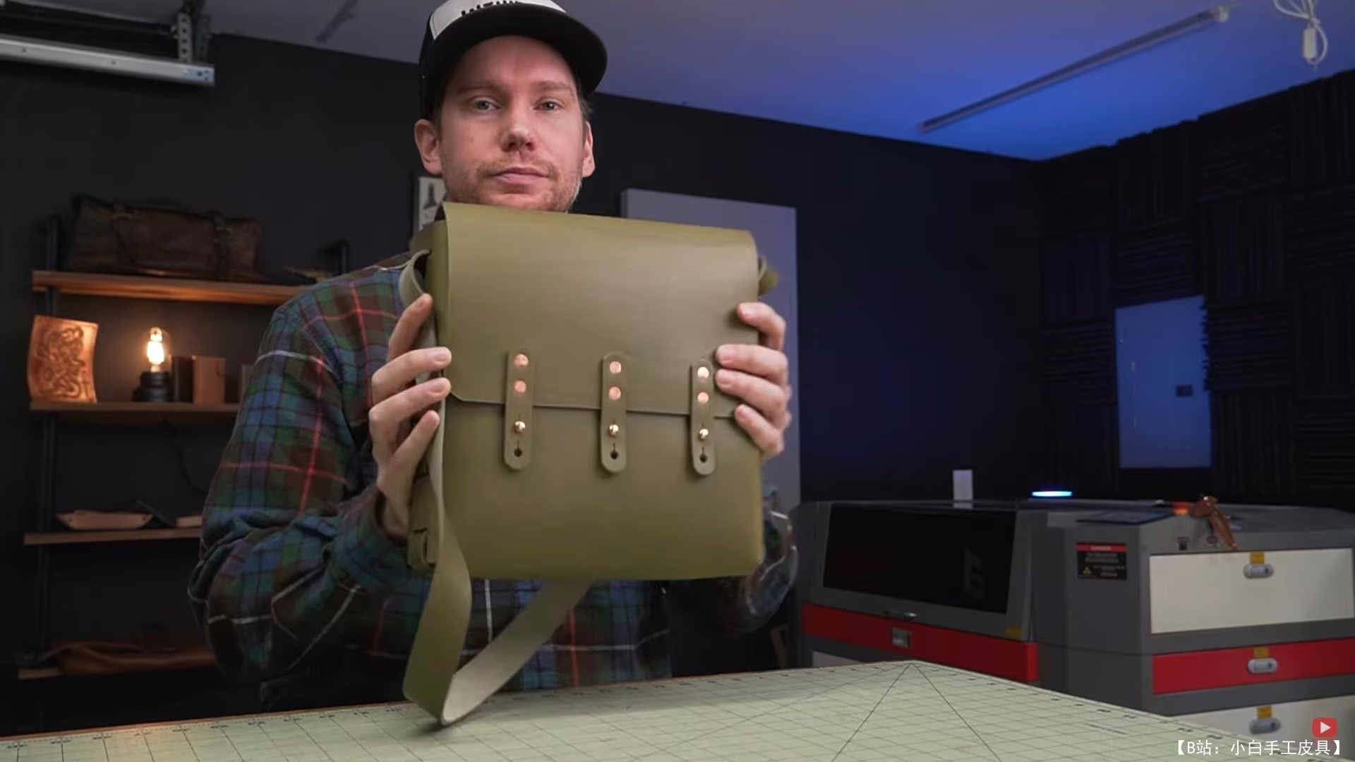 免费 Makesupppp 皮革斜挎包模板 - 1