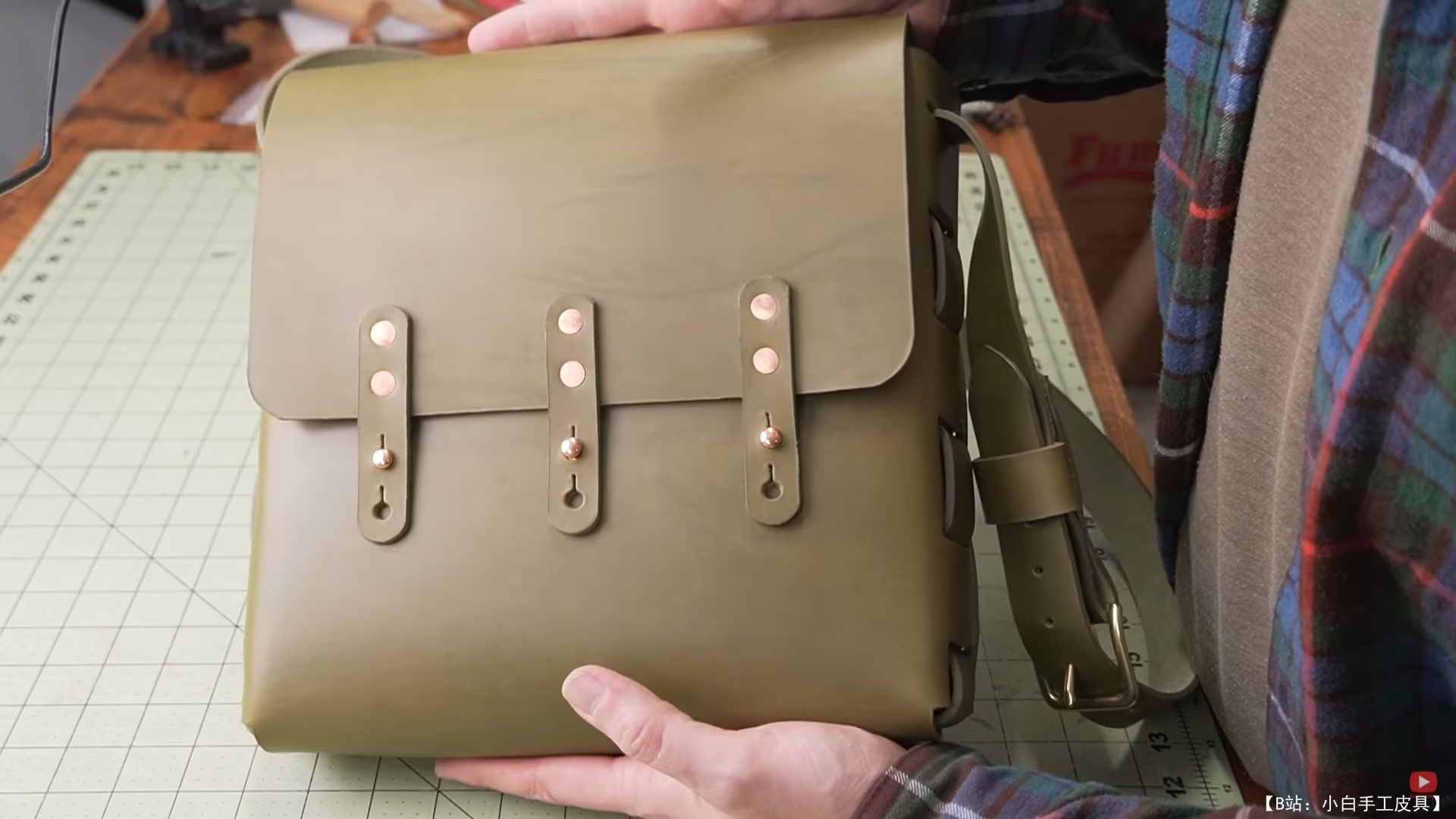 免费 Makesupppp 皮革斜挎包模板 - 3