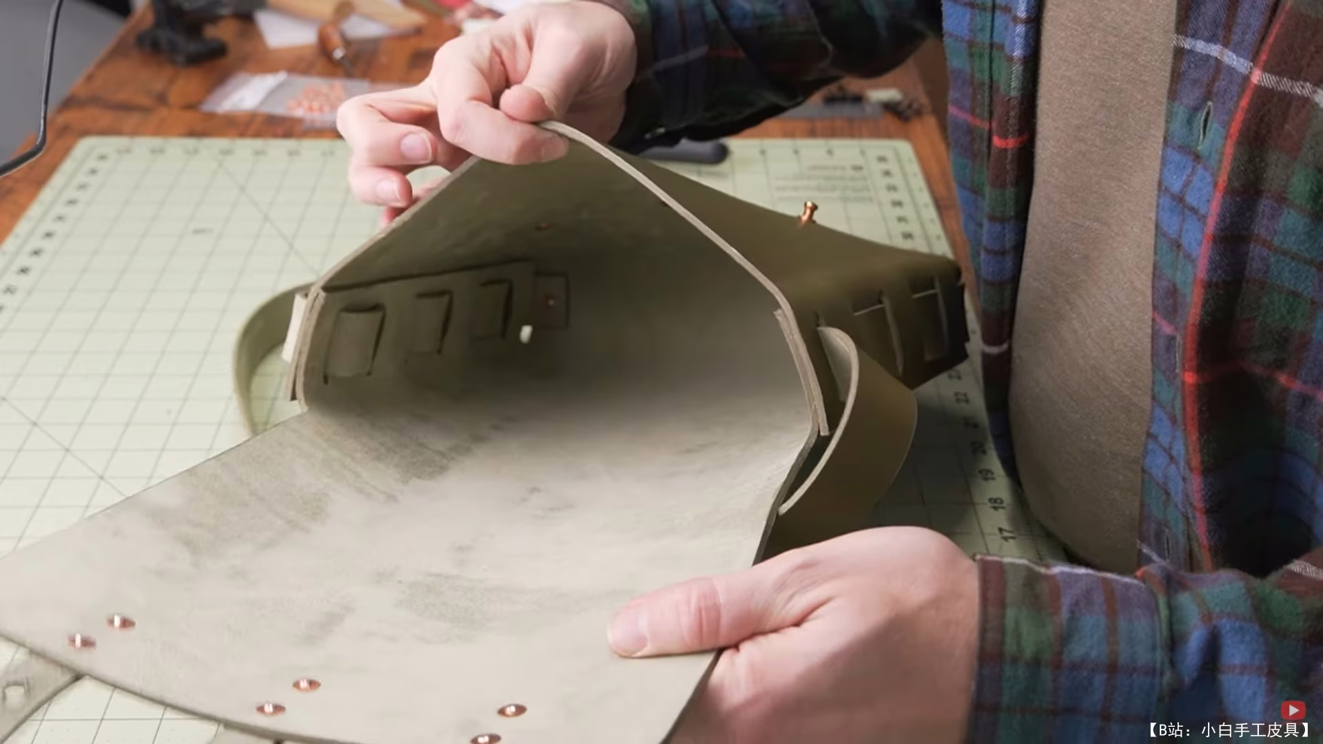 免费 Makesupppp 皮革斜挎包模板 - 4