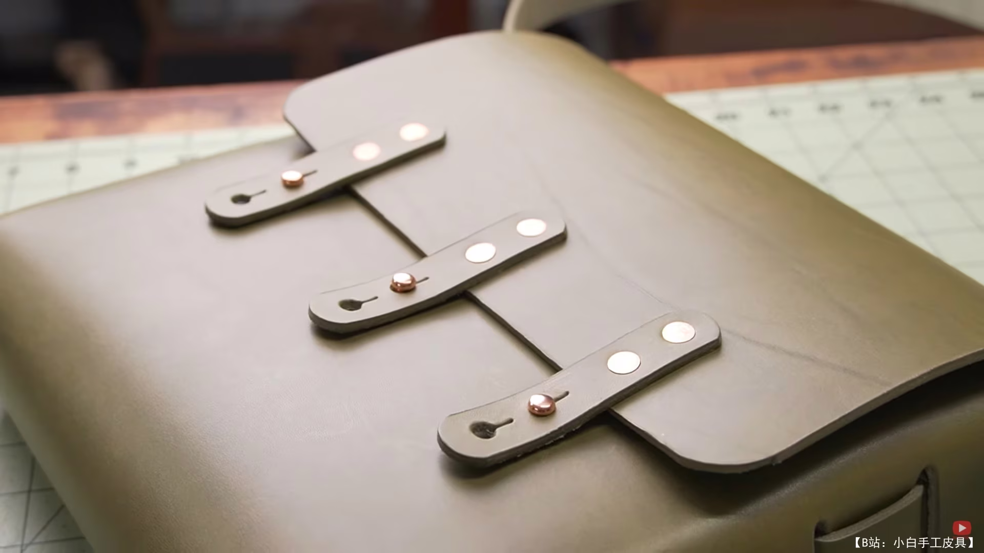 免费 Makesupppp 皮革斜挎包模板 - 5