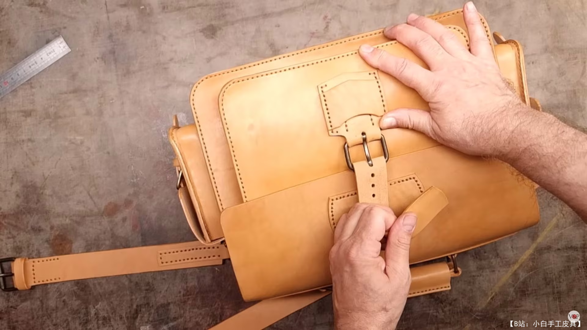 VasileandPavel 免费版型 Carter 皮革邮差包 - 9