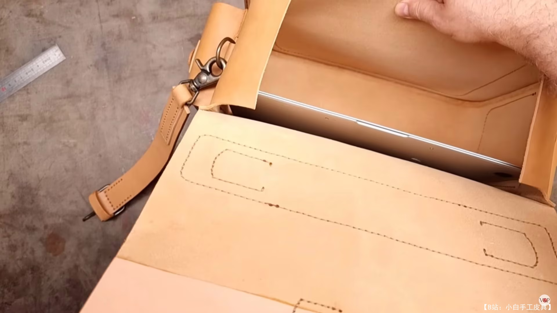 VasileandPavel 免费版型 Carter 皮革邮差包 - 10