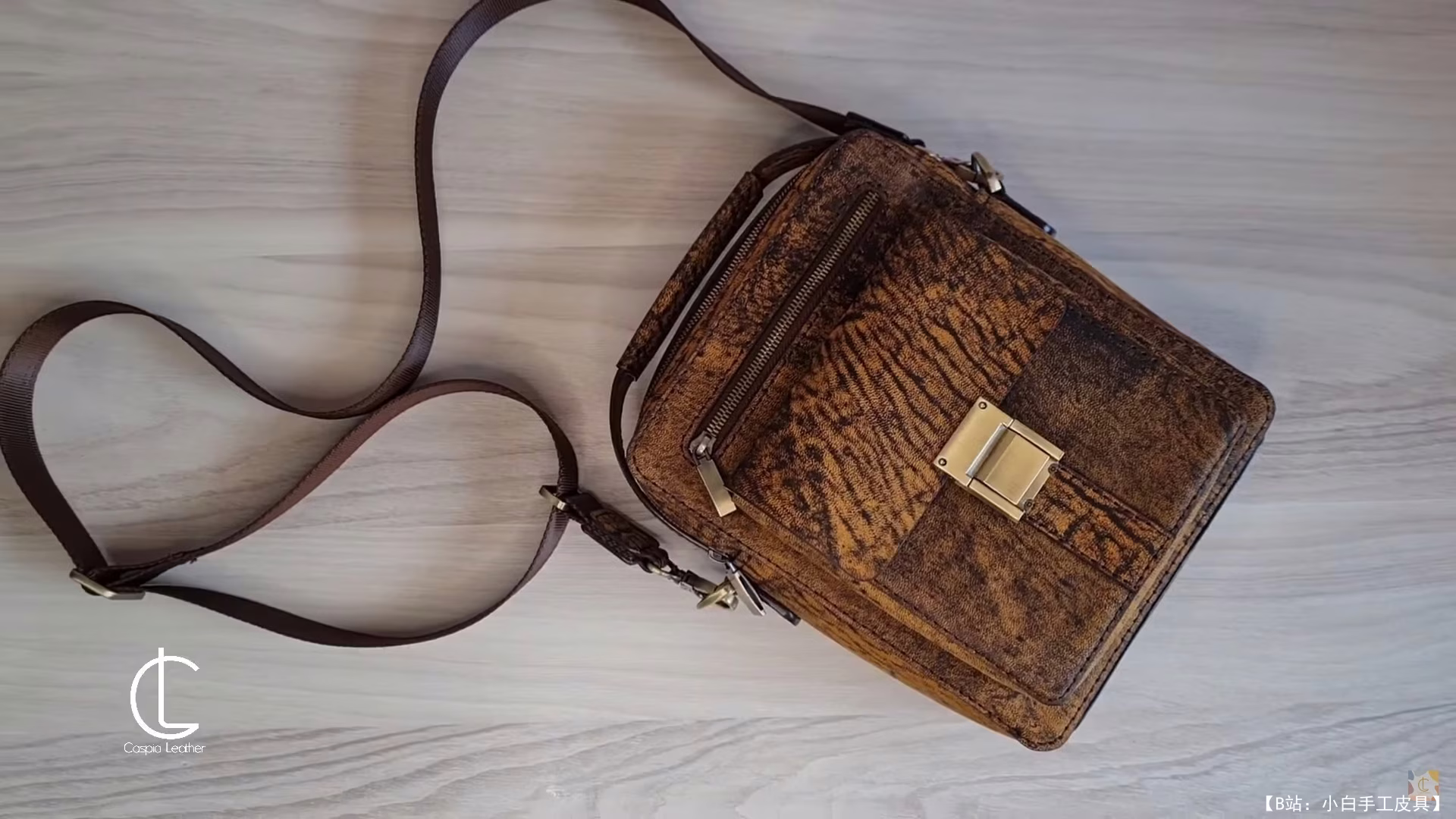 Caspia Leather 的免费版型斜挎包 - 1