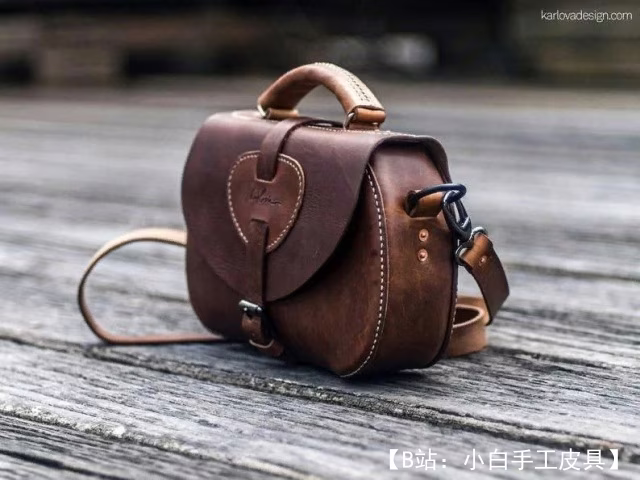 免费版型半圆形威士忌斜挎包由 Karlova 设计 - 3