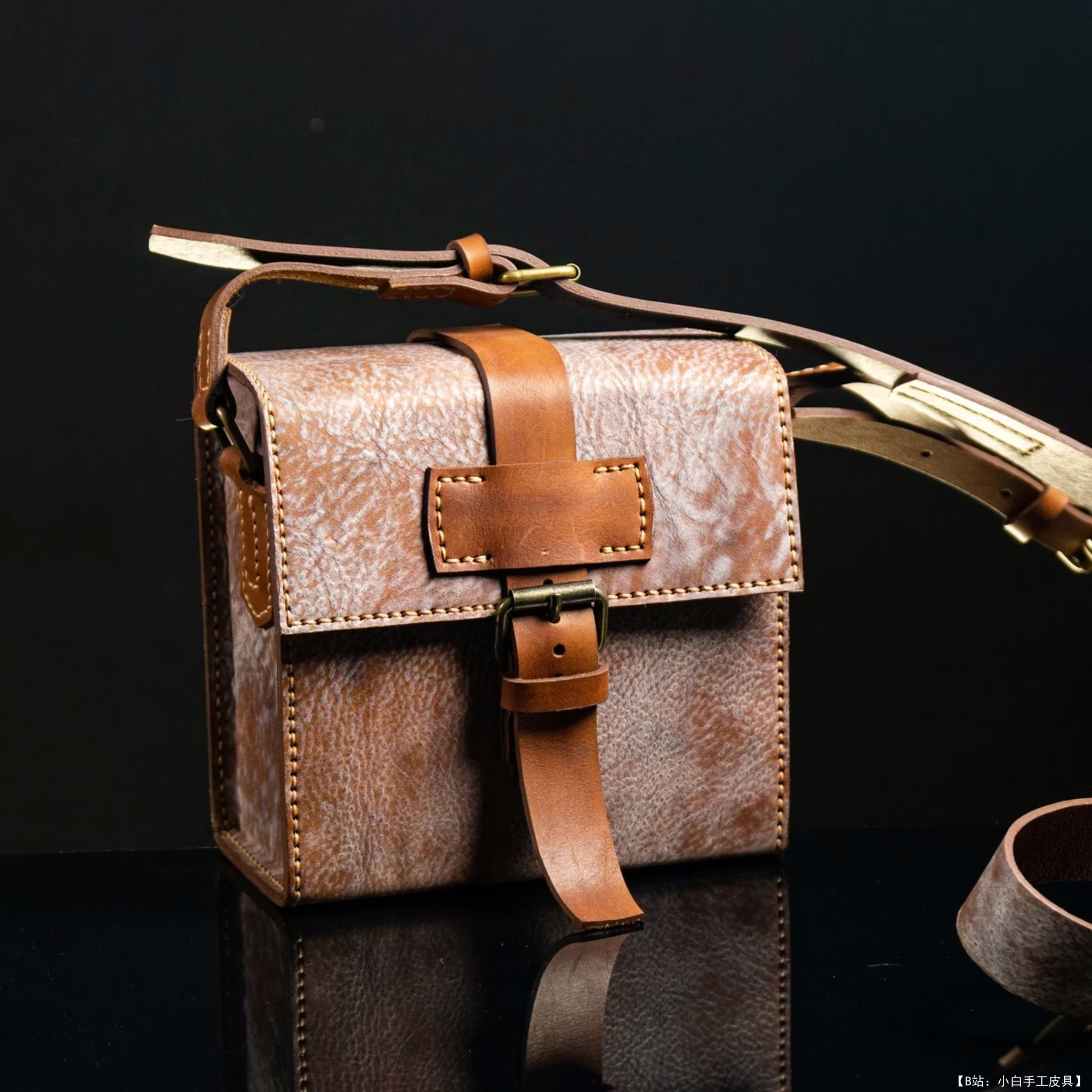 VasileandPavel 的 60 年代风格免费版型皮革斜挎包 - 5