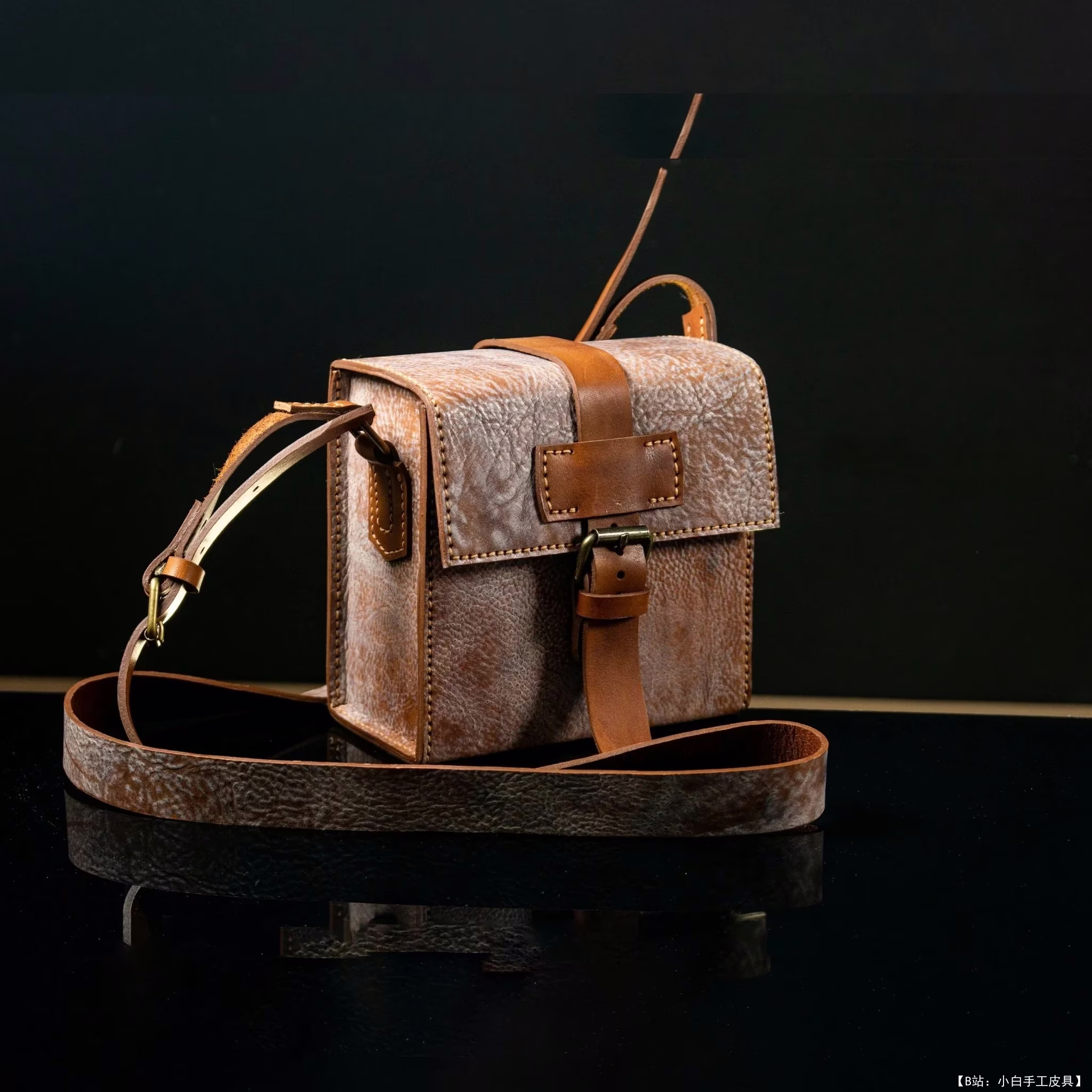 VasileandPavel 的 60 年代风格免费版型皮革斜挎包 - 6