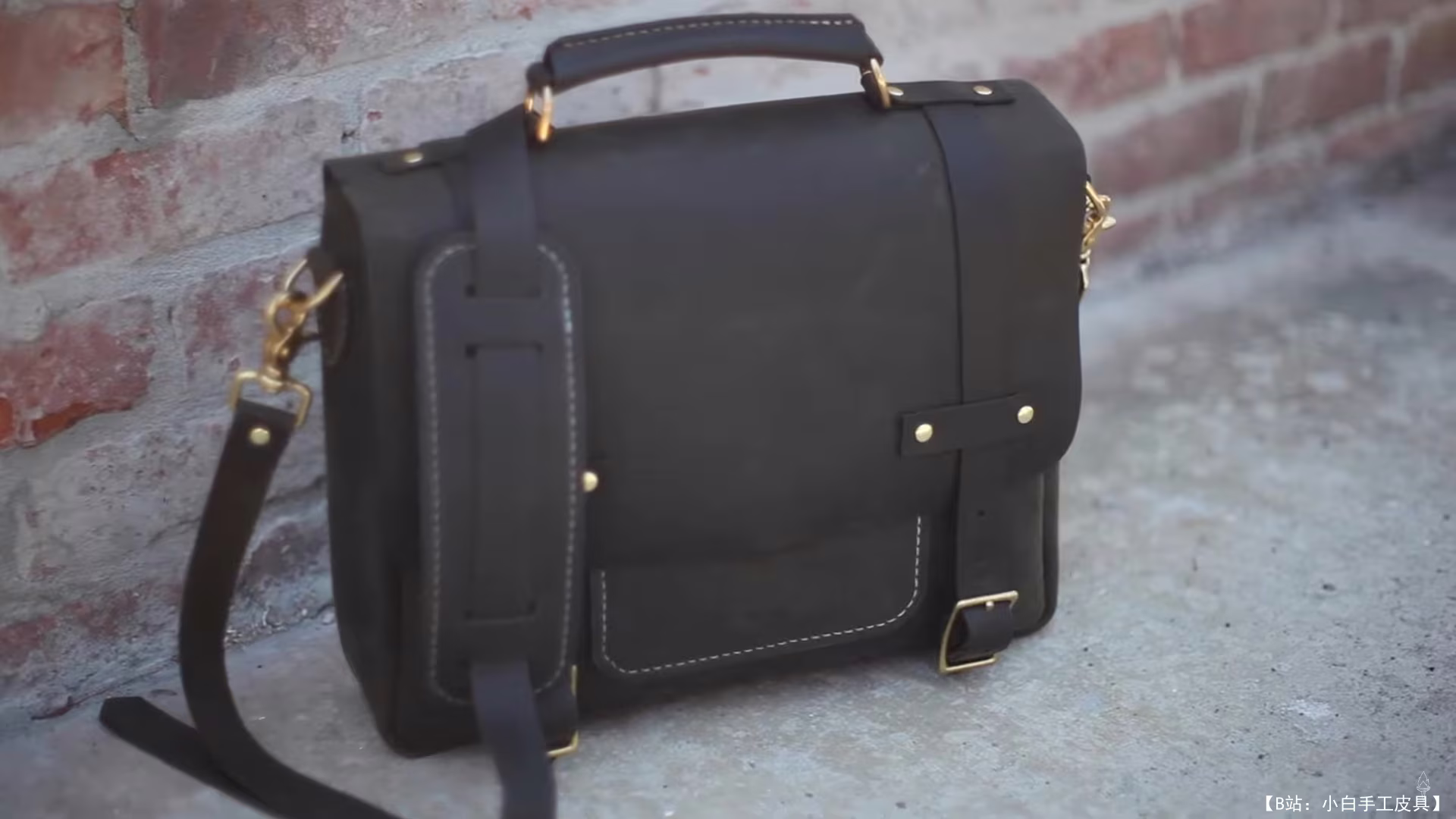 Legacy Brand Leather 的免费版型皮革邮差包 - 1