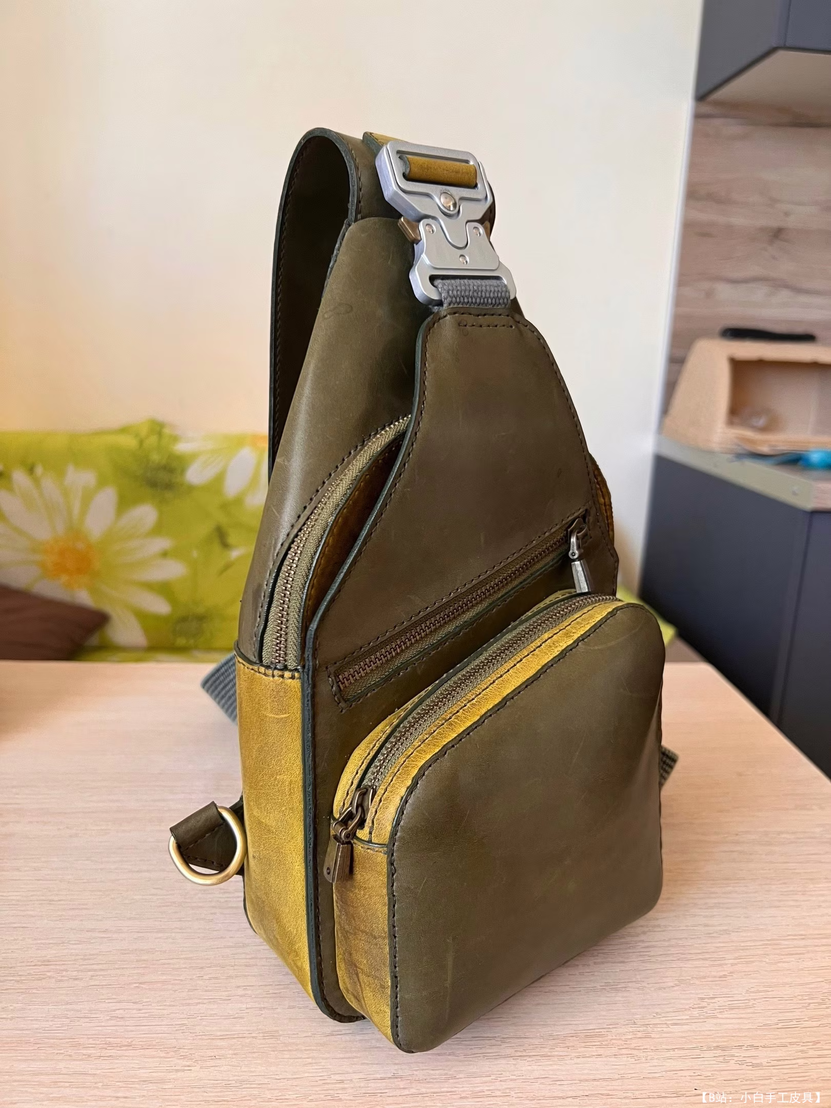 来自 studio JI 的免费版型皮革吊带包 - 4