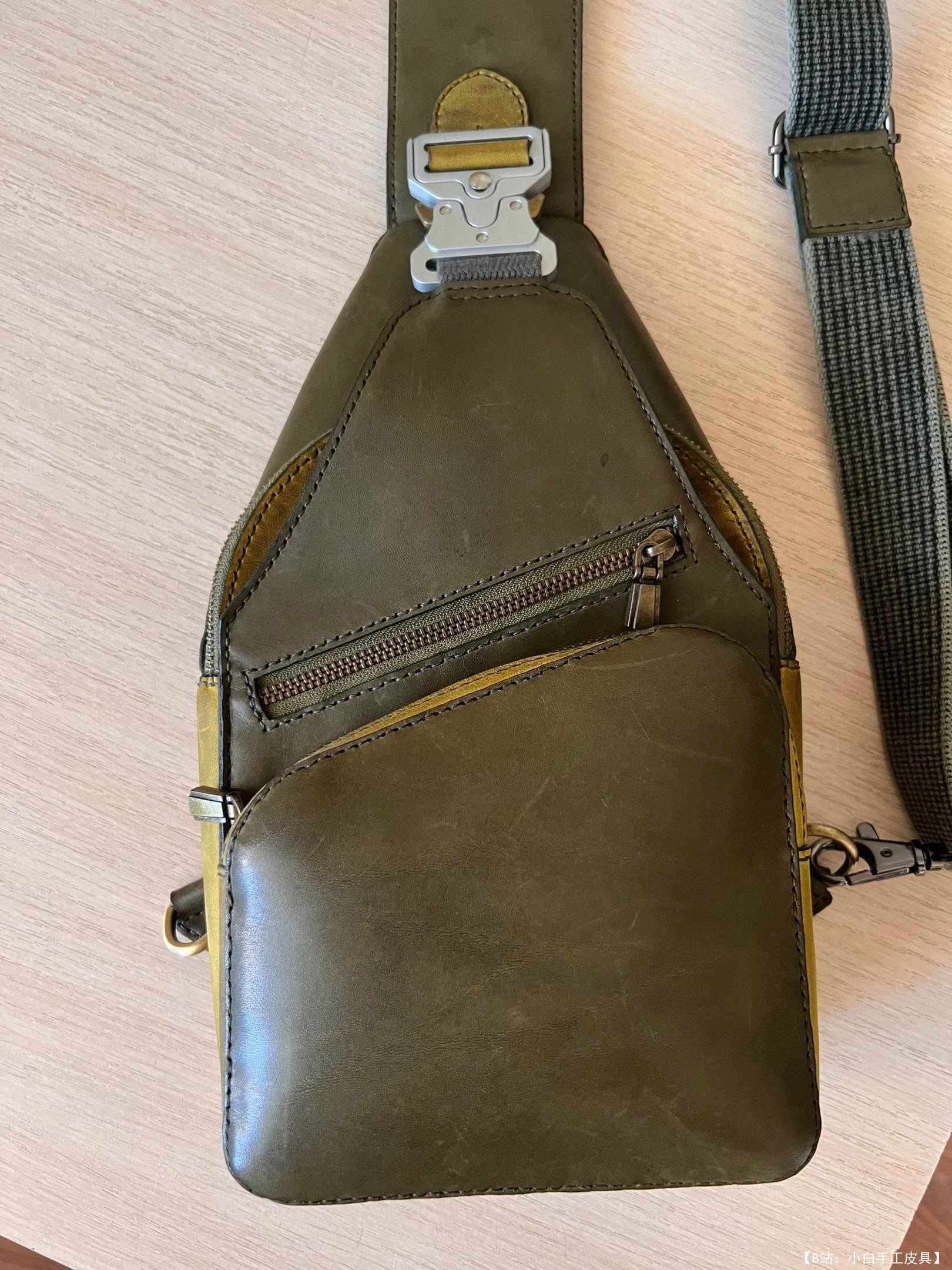 来自 studio JI 的免费版型皮革吊带包 - 5