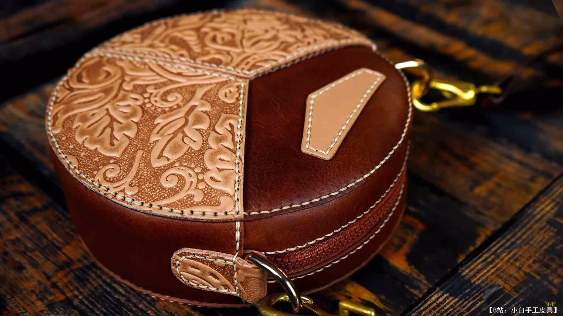 创意 Awl 设计的免费版型圆形星期五包 - 1