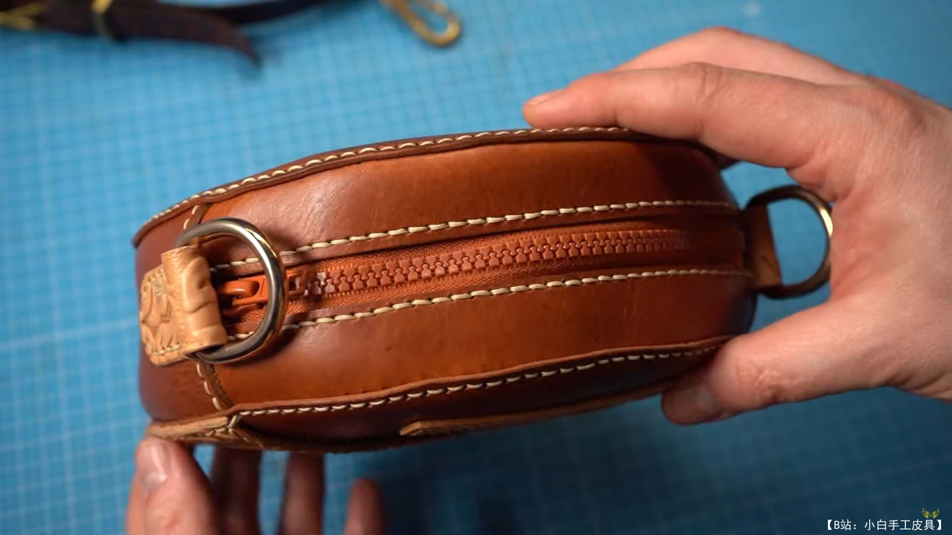 创意 Awl 设计的免费版型圆形星期五包 - 2