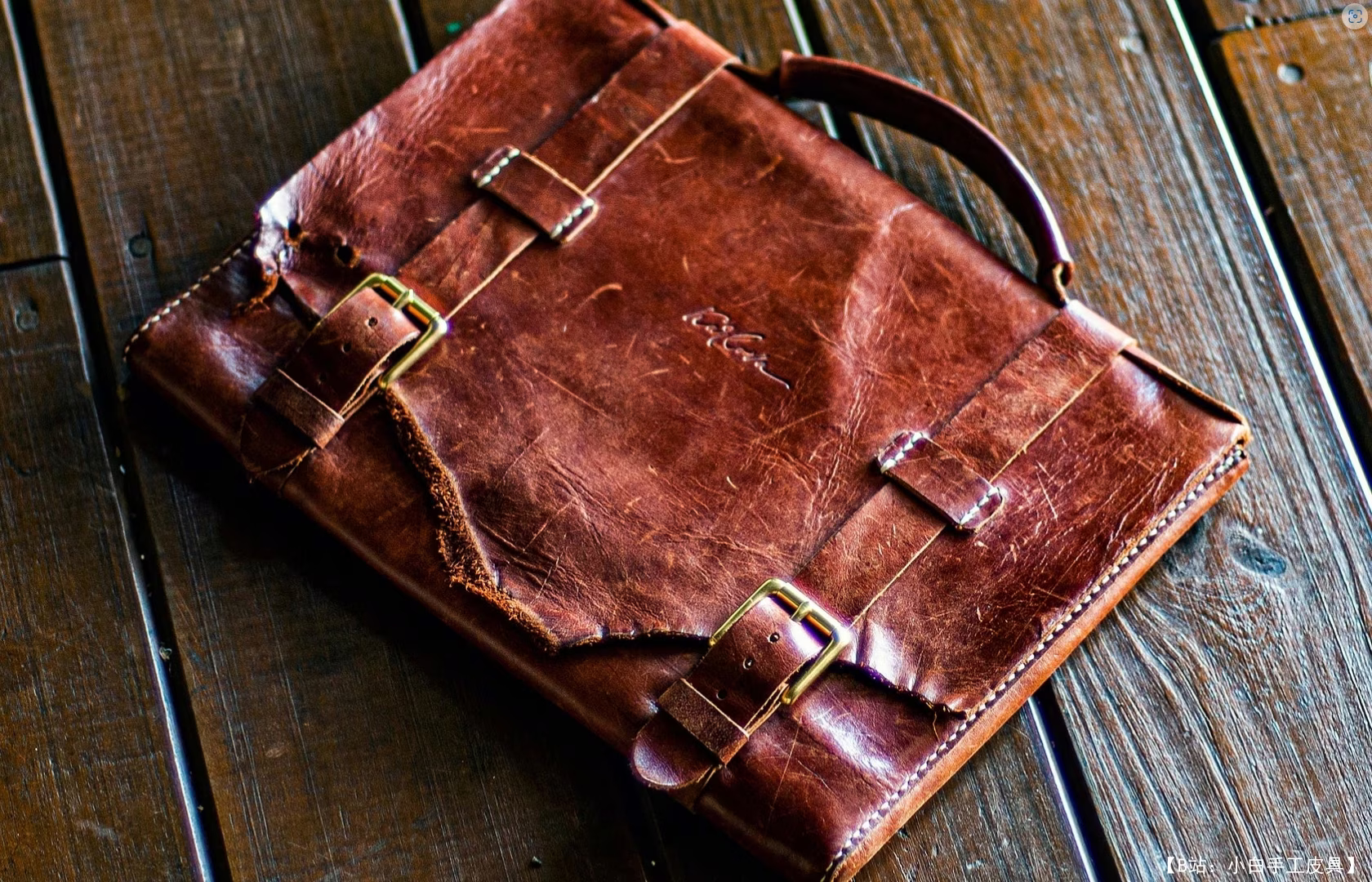 由 Karlova 设计的免费版型超薄公文包 - 2