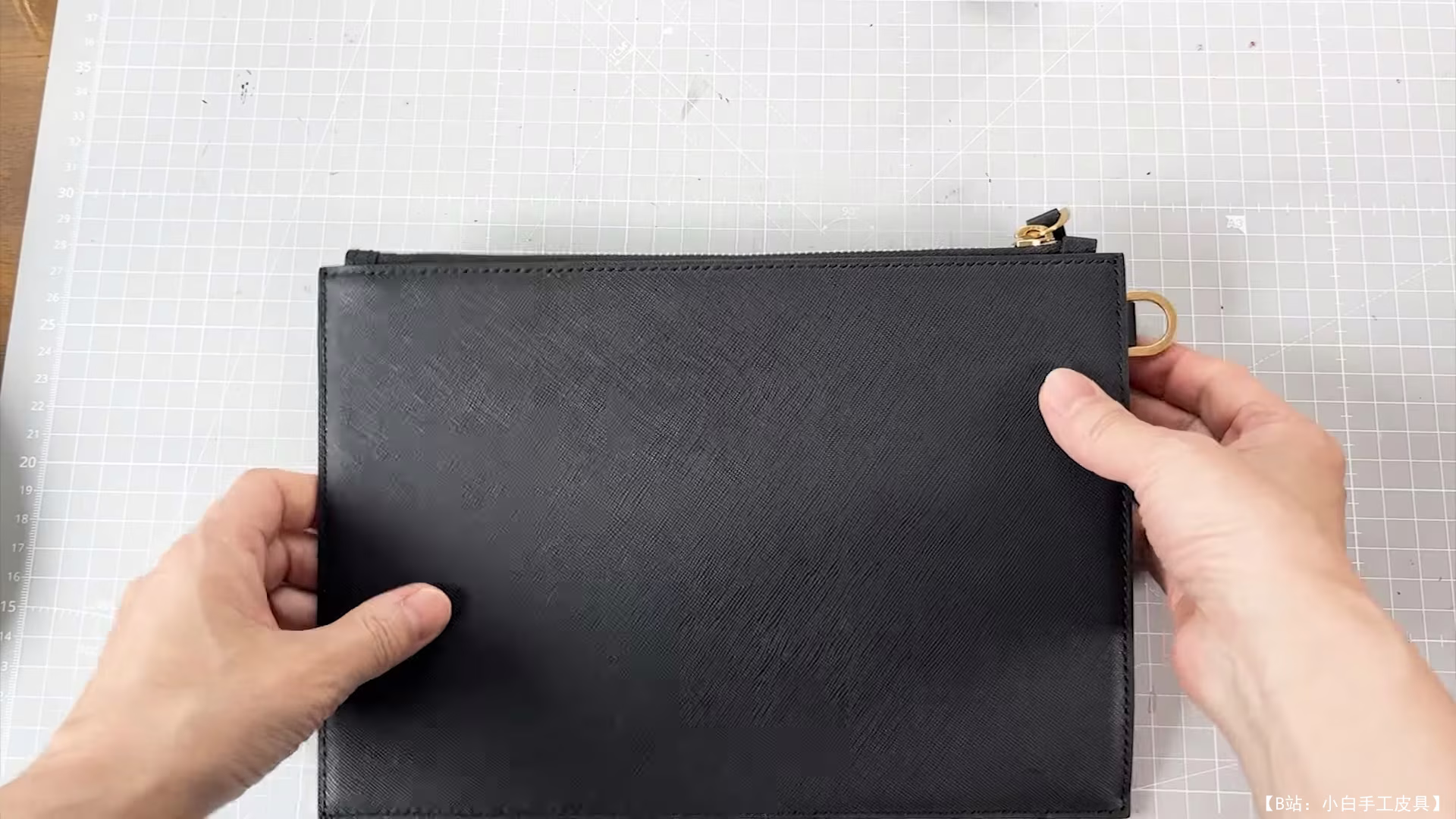 来自 Studio Ganol 的免费版型时尚拉链手拿包 - 1