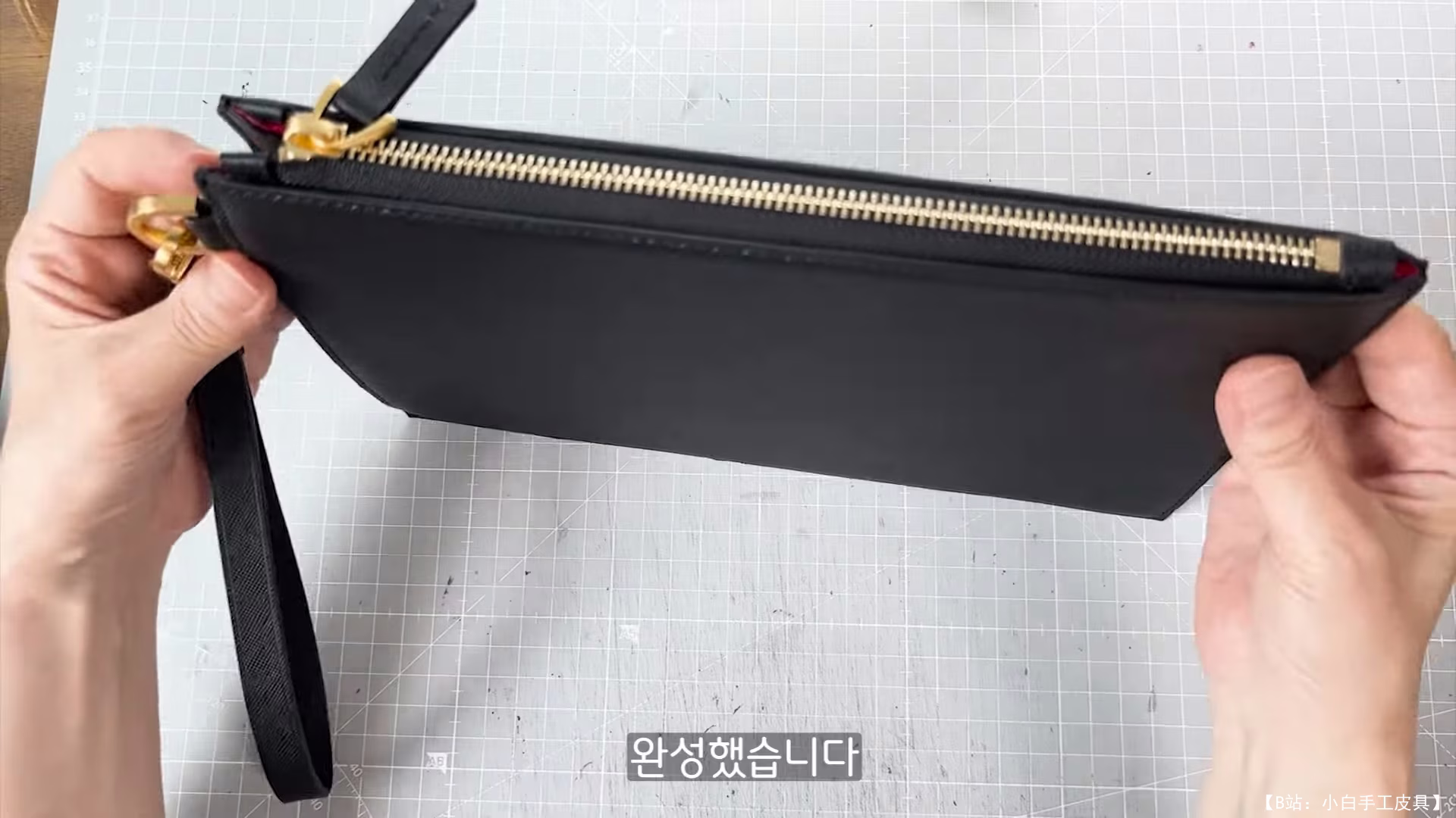 来自 Studio Ganol 的免费版型时尚拉链手拿包 - 3