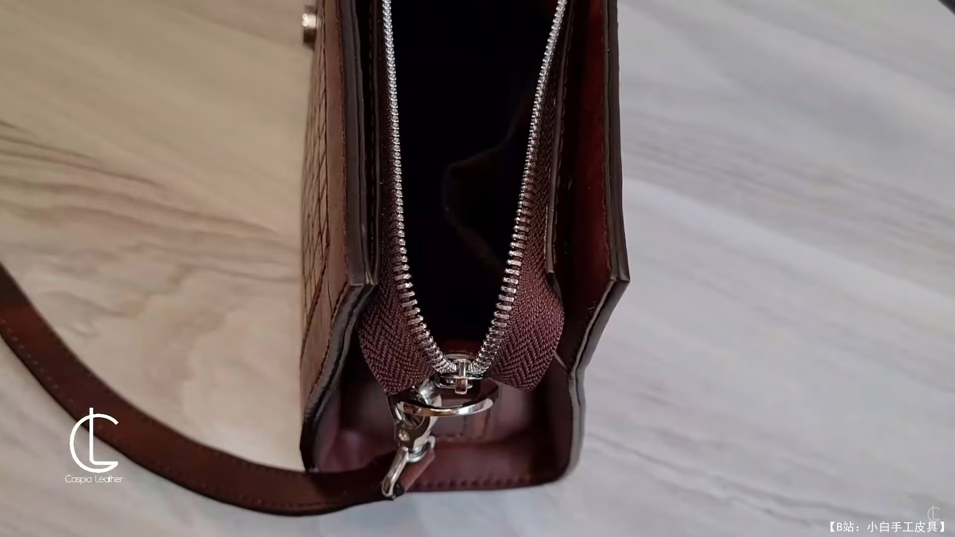 Caspia Leather 免费版型女式包包 - 2