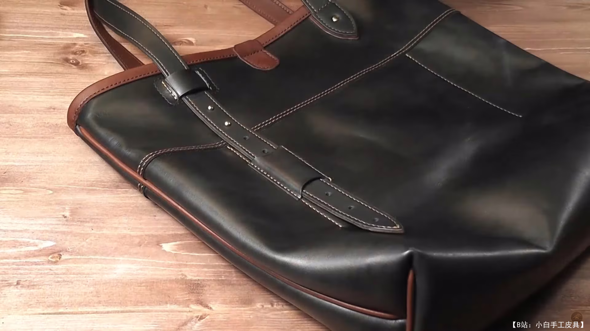 免费模板 Max L'ermite 设计的皮革购物袋 - 2