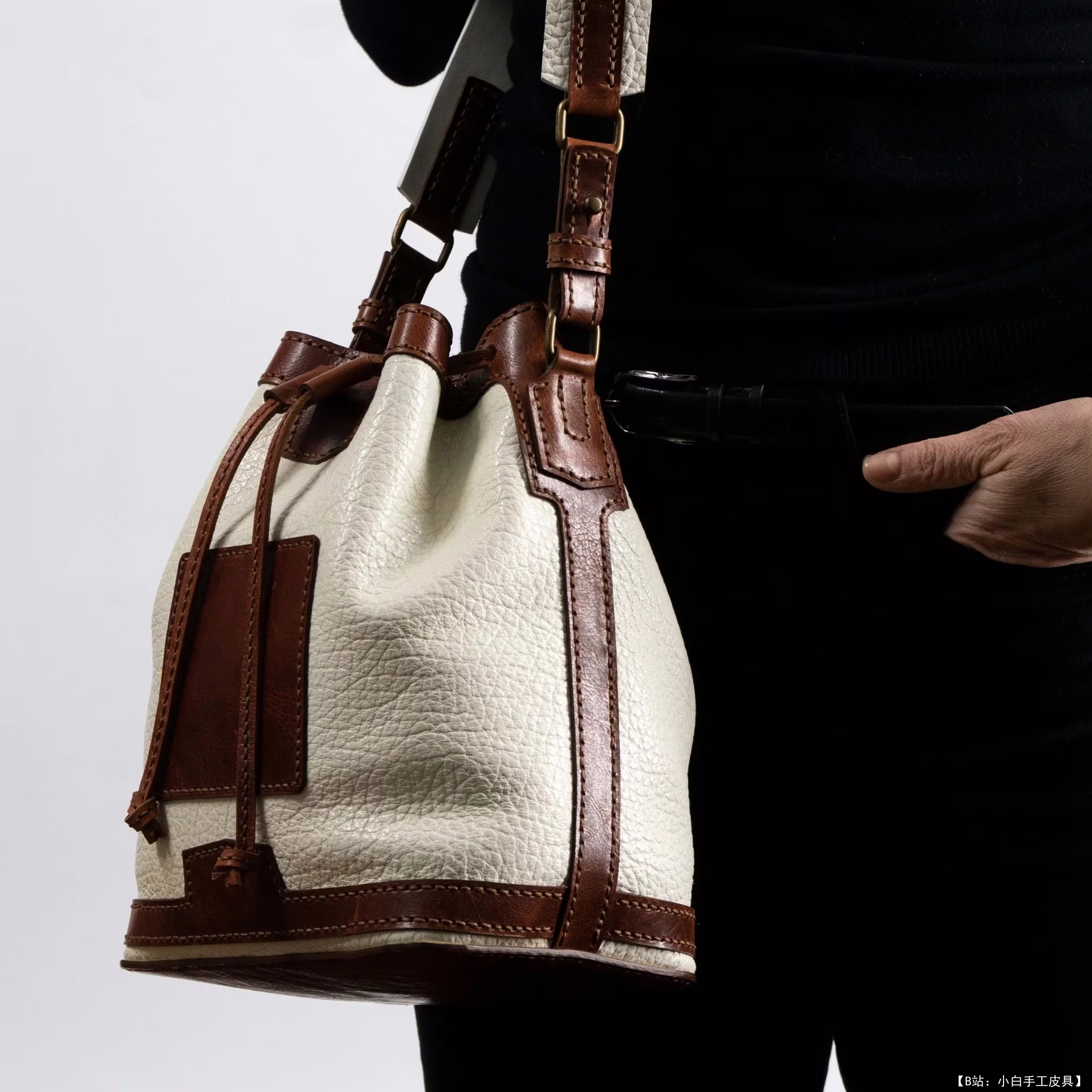 VasileandPavel 皮革版型水桶包 Aria - 3