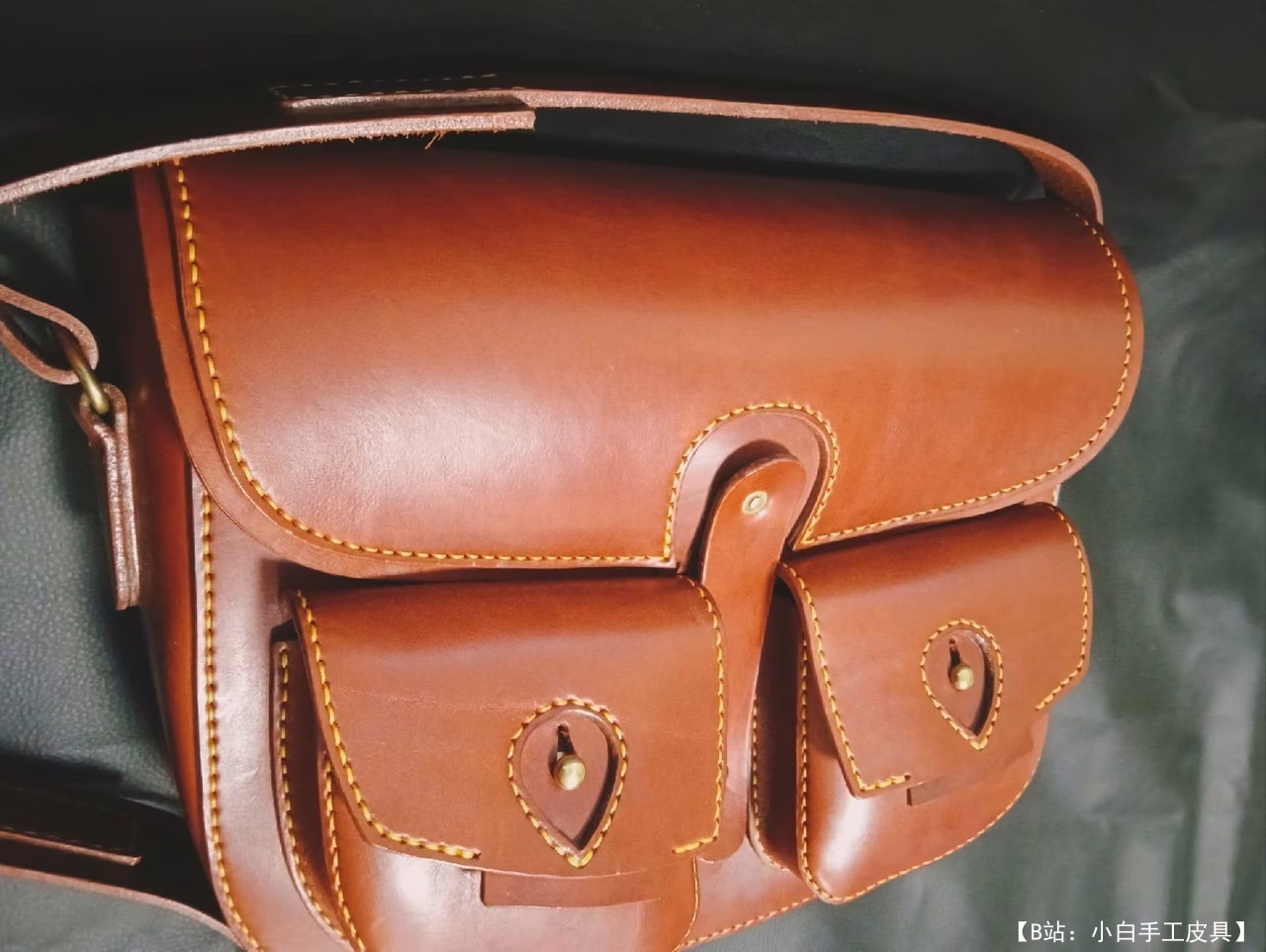 VasileandPavel 的版型皮革斜挎包 Miriam - 1