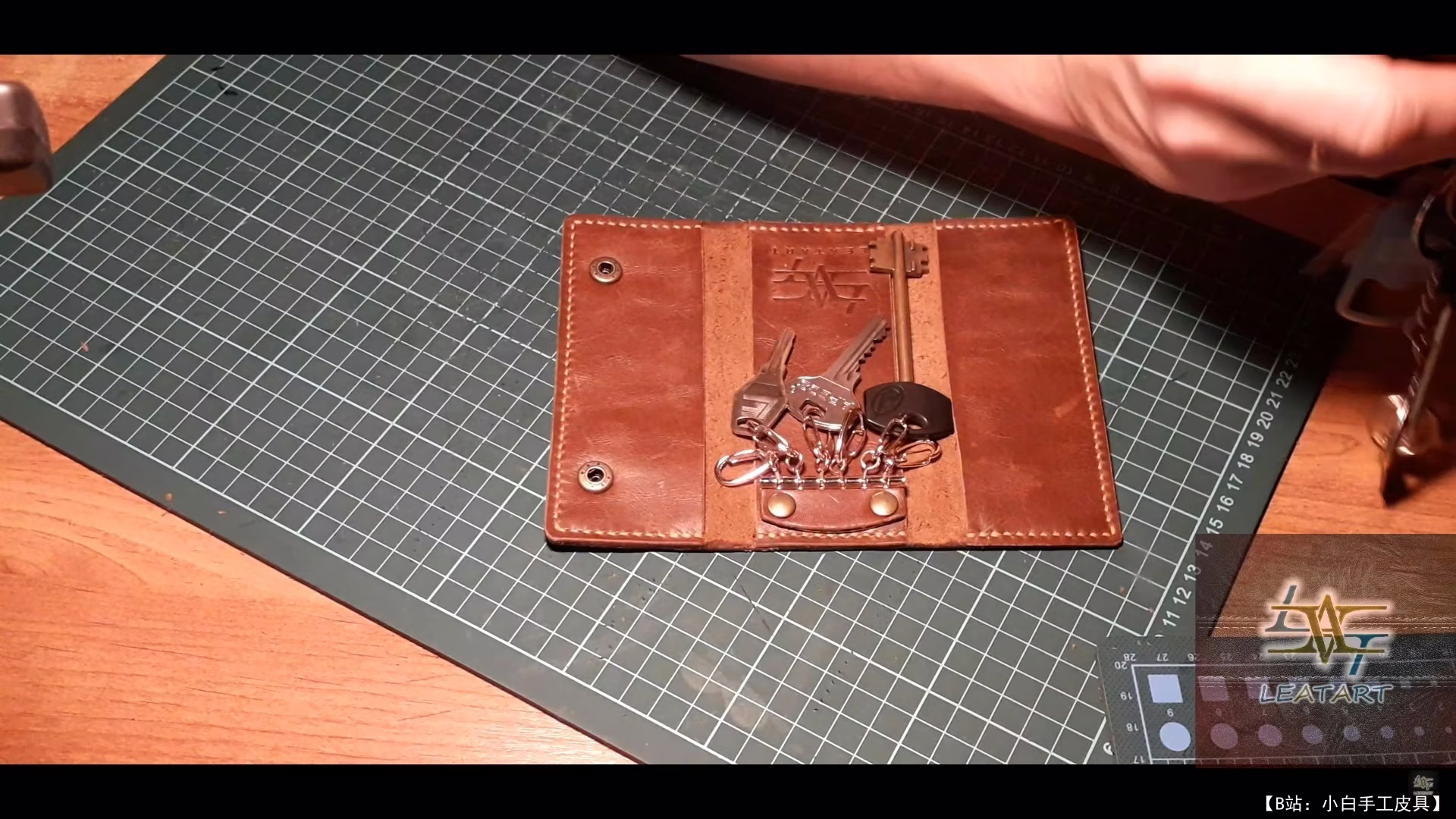 Leatart 皮革制成的免费版型 Housekeeper - 1