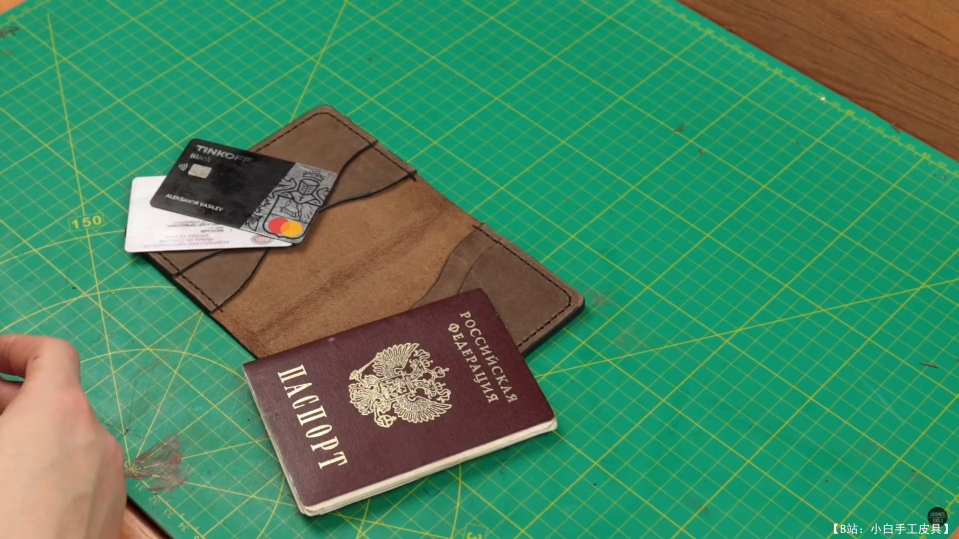 Hermes_Tools 皮革制成的免费版型护照套 - 3