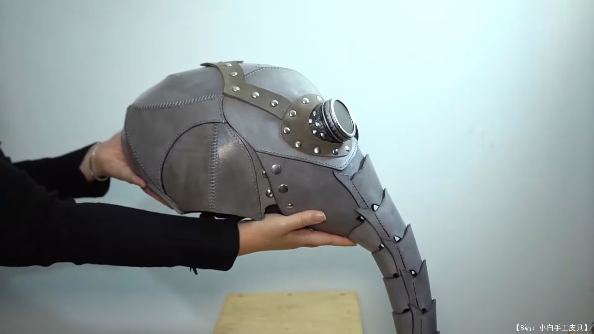 Paintyee Design 的免费版型皮革桑德曼头盔 - 1