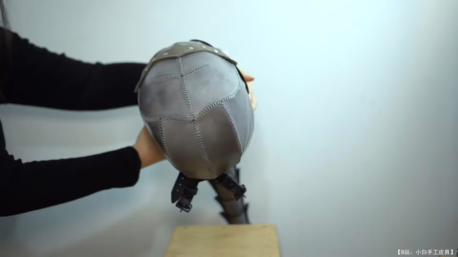 Paintyee Design 的免费版型皮革桑德曼头盔 - 3