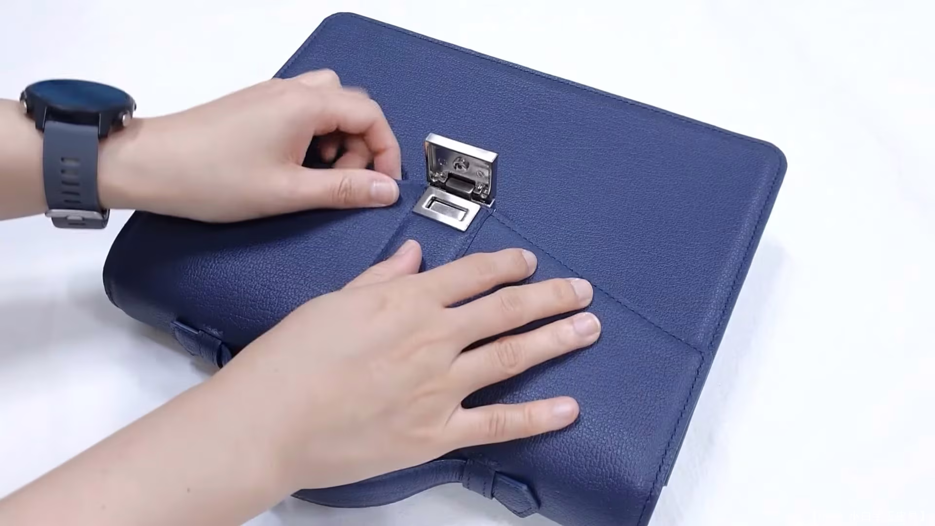 来自 BUMBLE's (Bumble) 的免费公文包版型 - 3