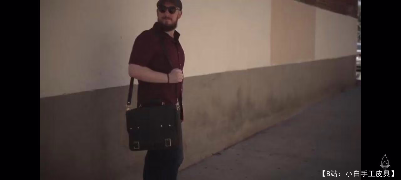 传统品牌的免费公文包模板 - 3