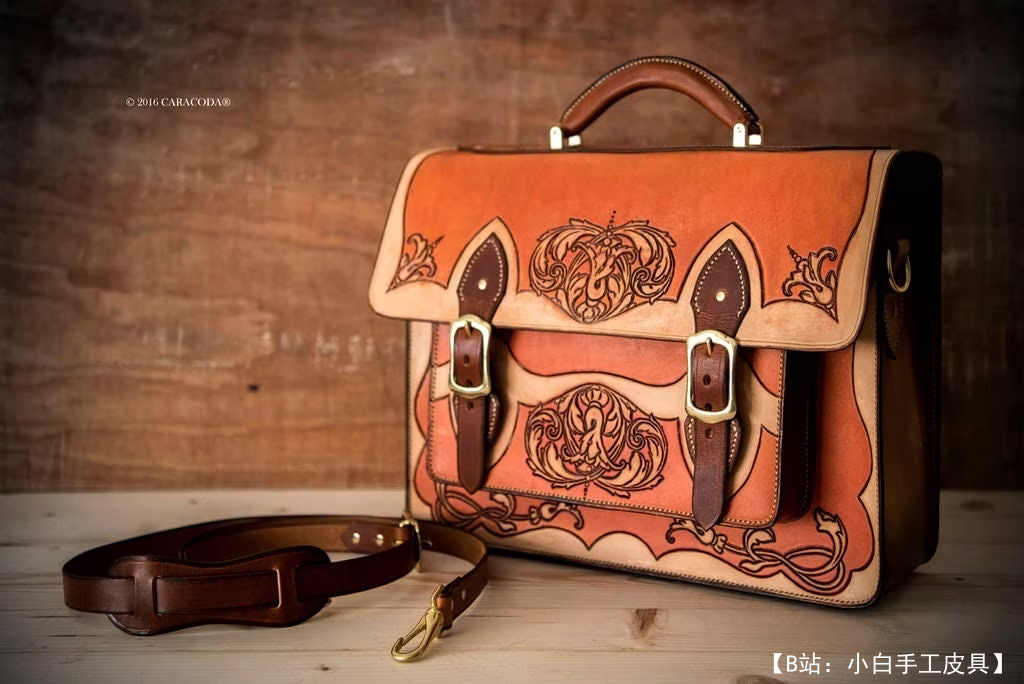 由 Era Shevtsova 设计的免费复古公文包模板 - 1