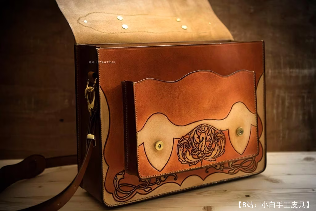 由 Era Shevtsova 设计的免费复古公文包模板 - 2