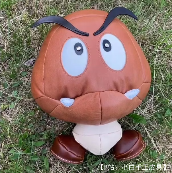 Leatherhubpatterns 提供的免费皮革 Goomba 版型 - 1