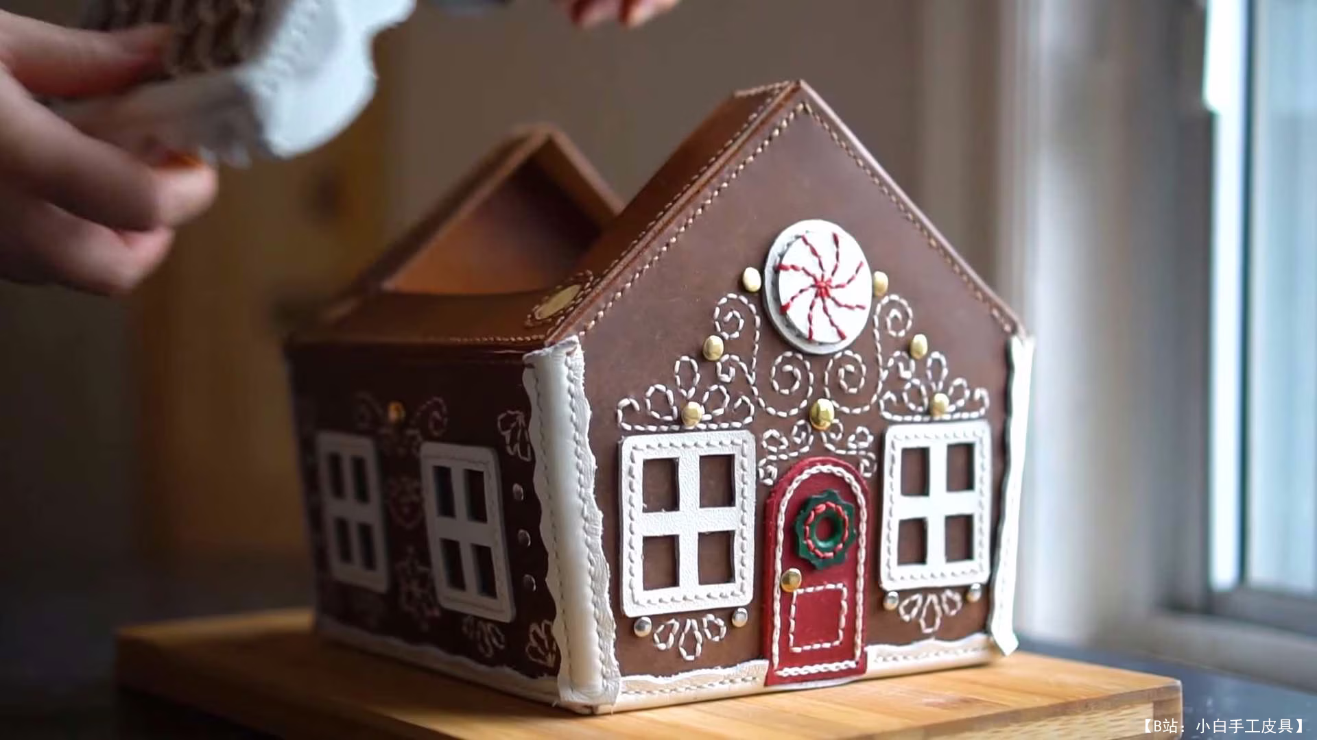 Paintyee Design 的免费版型姜饼屋盒 - 2