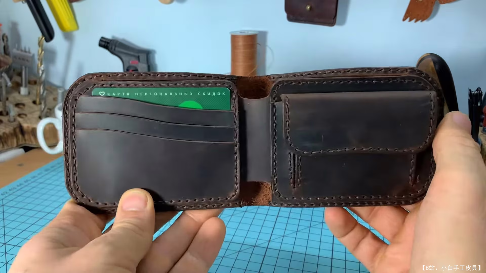 由 The Craftsman John 设计的带圆角零钱夹的双折钱包 - 1