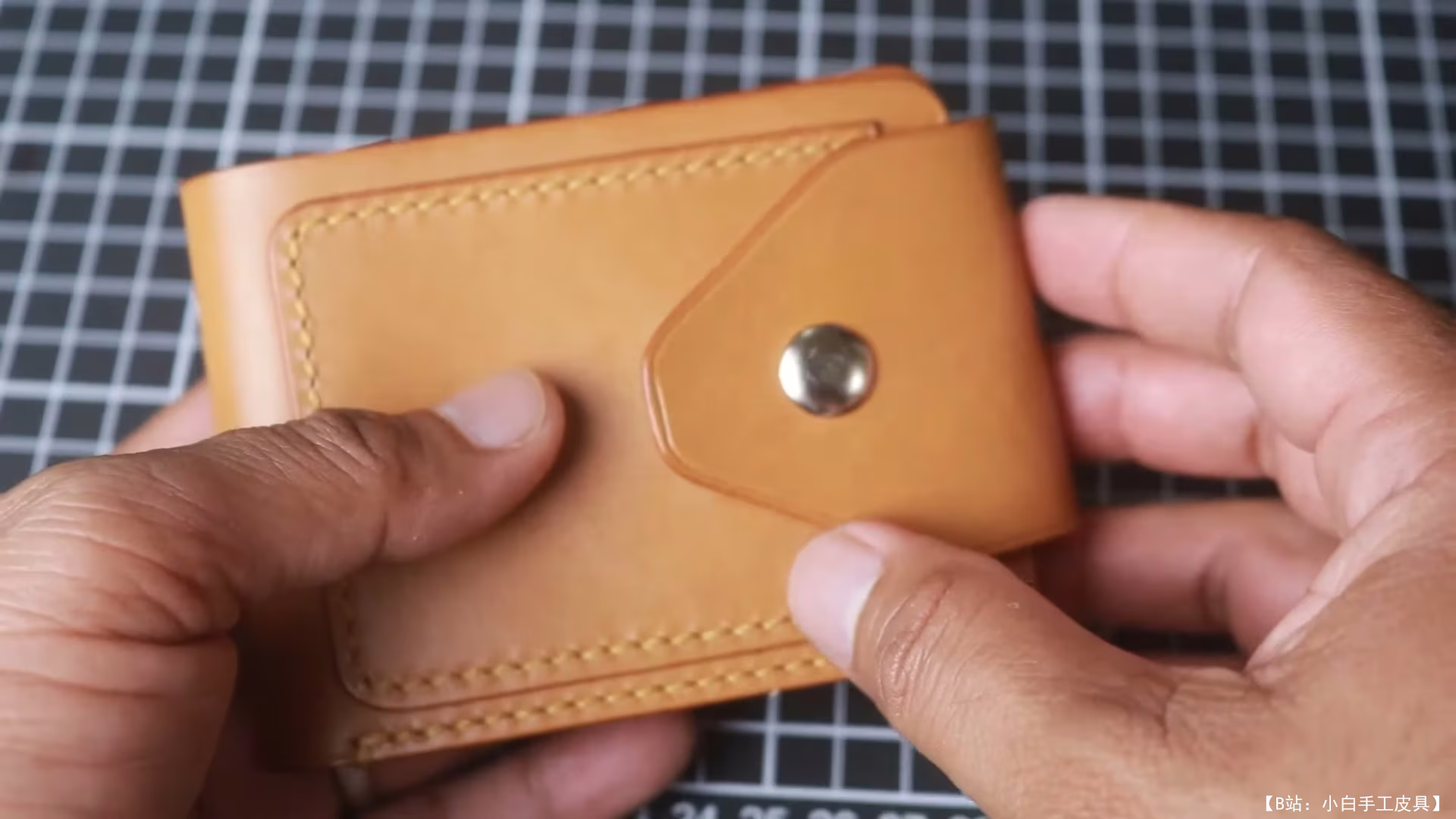 由 ARF 手工制作的免费双折钱包模板 - 1