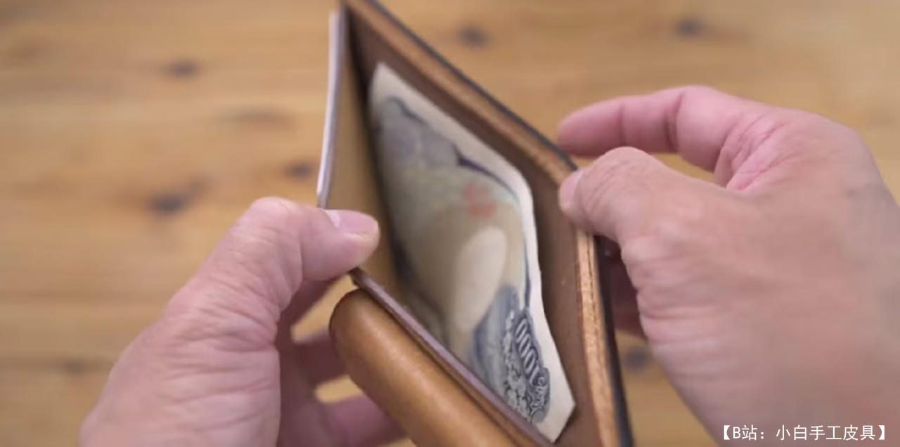 带硬币部分的免费版型双折钱包来自 Melody 频道 - 2