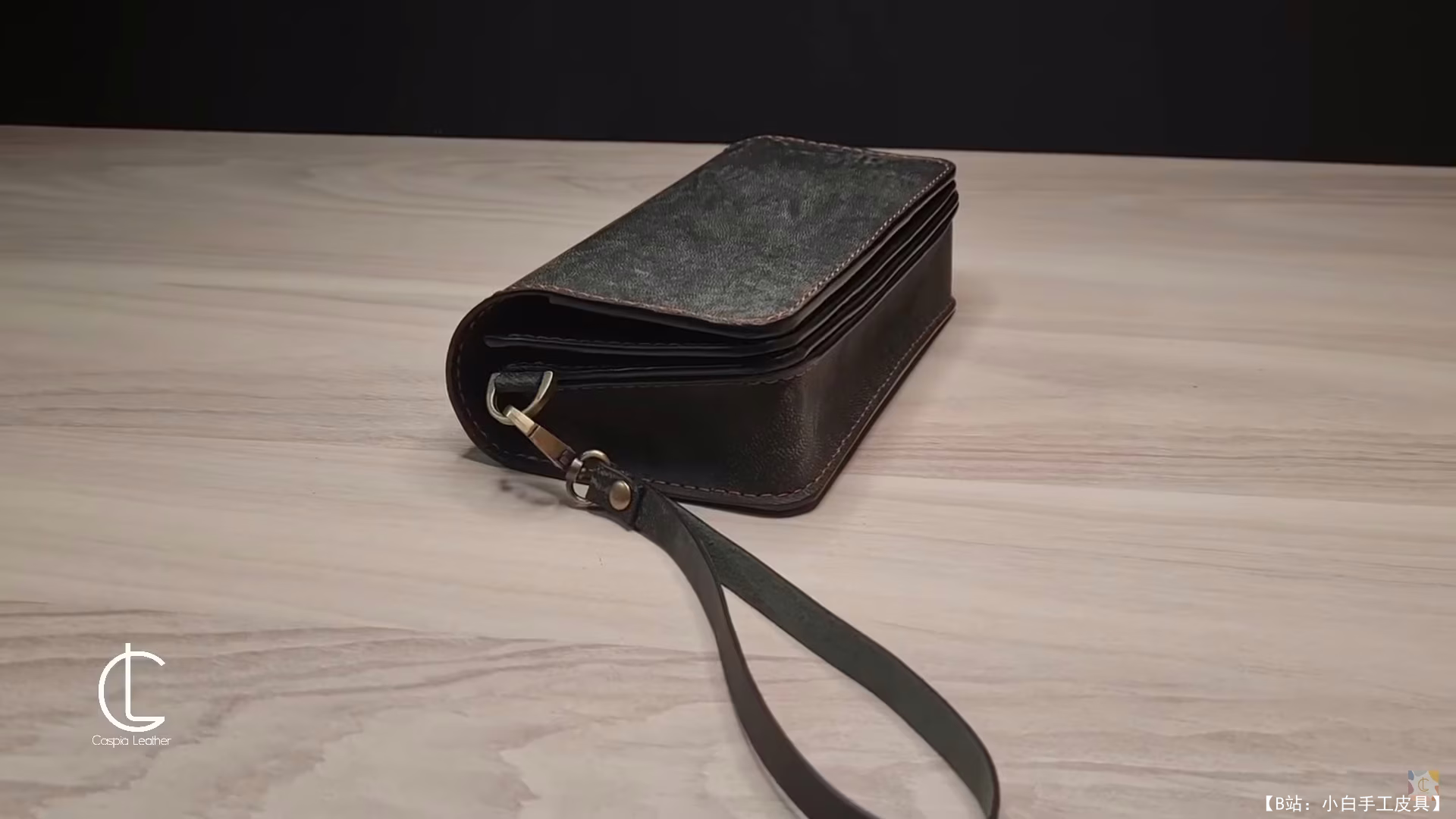 来自 Caspia Leather 的免费版型长款皮革手拿包 - 2