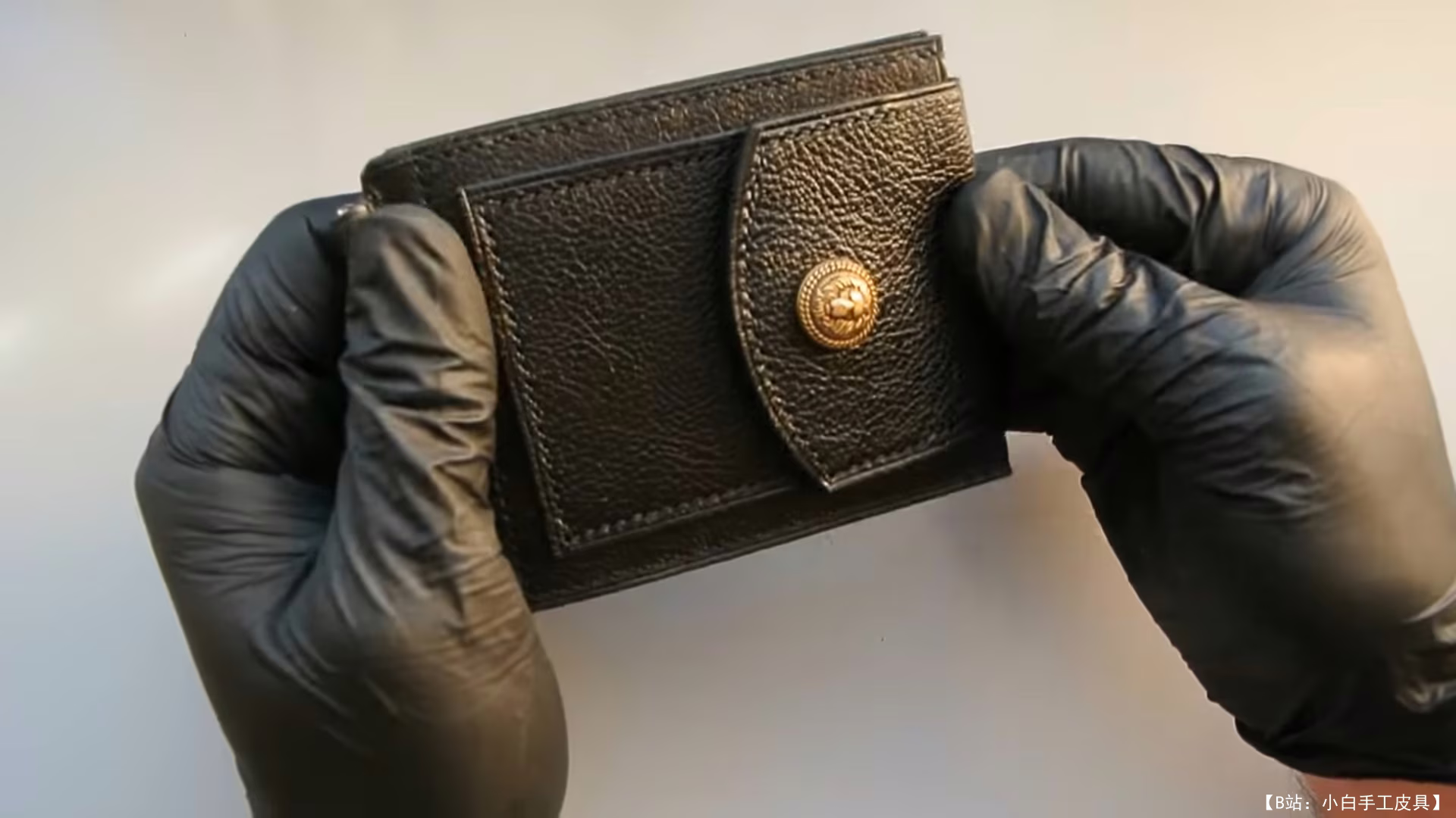 Tissoleather 设计的带纽扣翻盖的免费图​​案钱夹 - 1