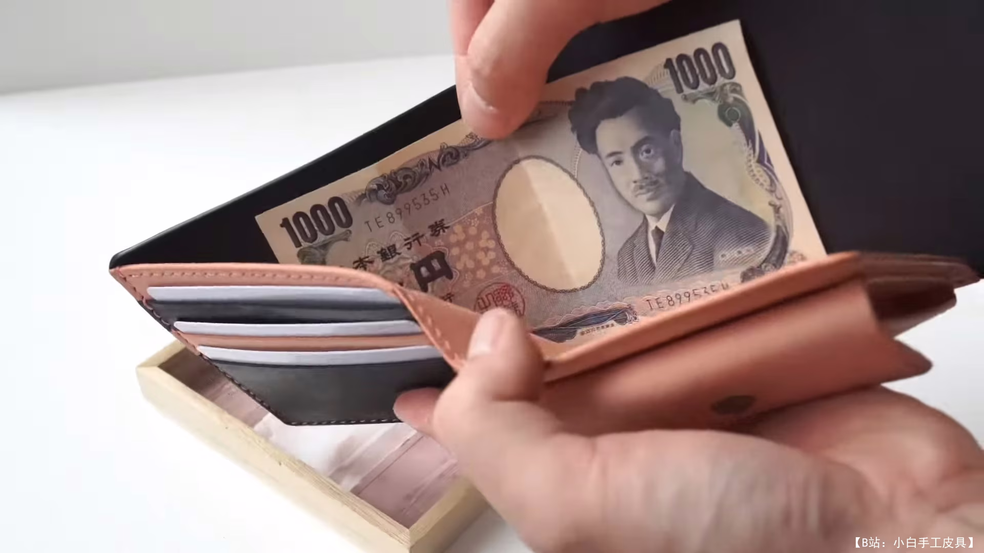 kankula.leather 的 Beholder 钱包的免费版型，带有 ASMR 硬币隔层 - 4