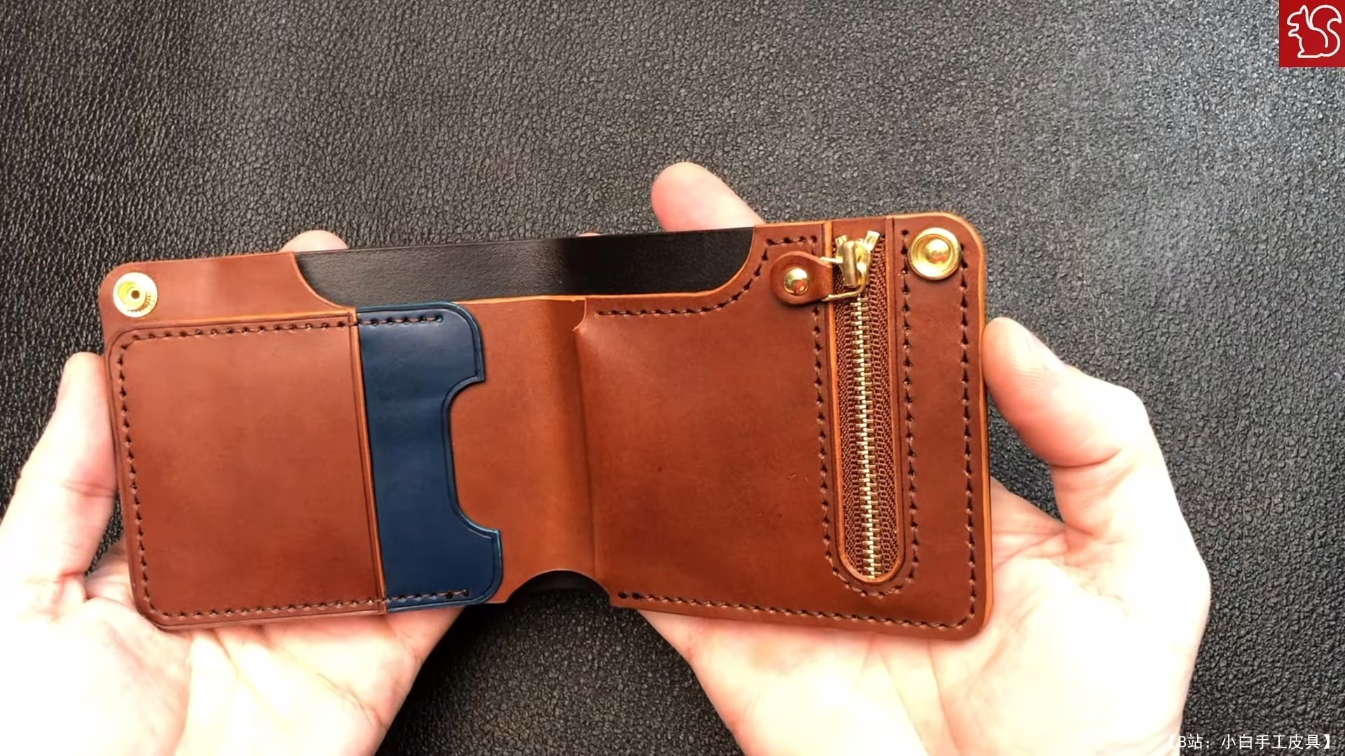 Xanderbelik 提供的免费拉链硬币双折模板 - 1