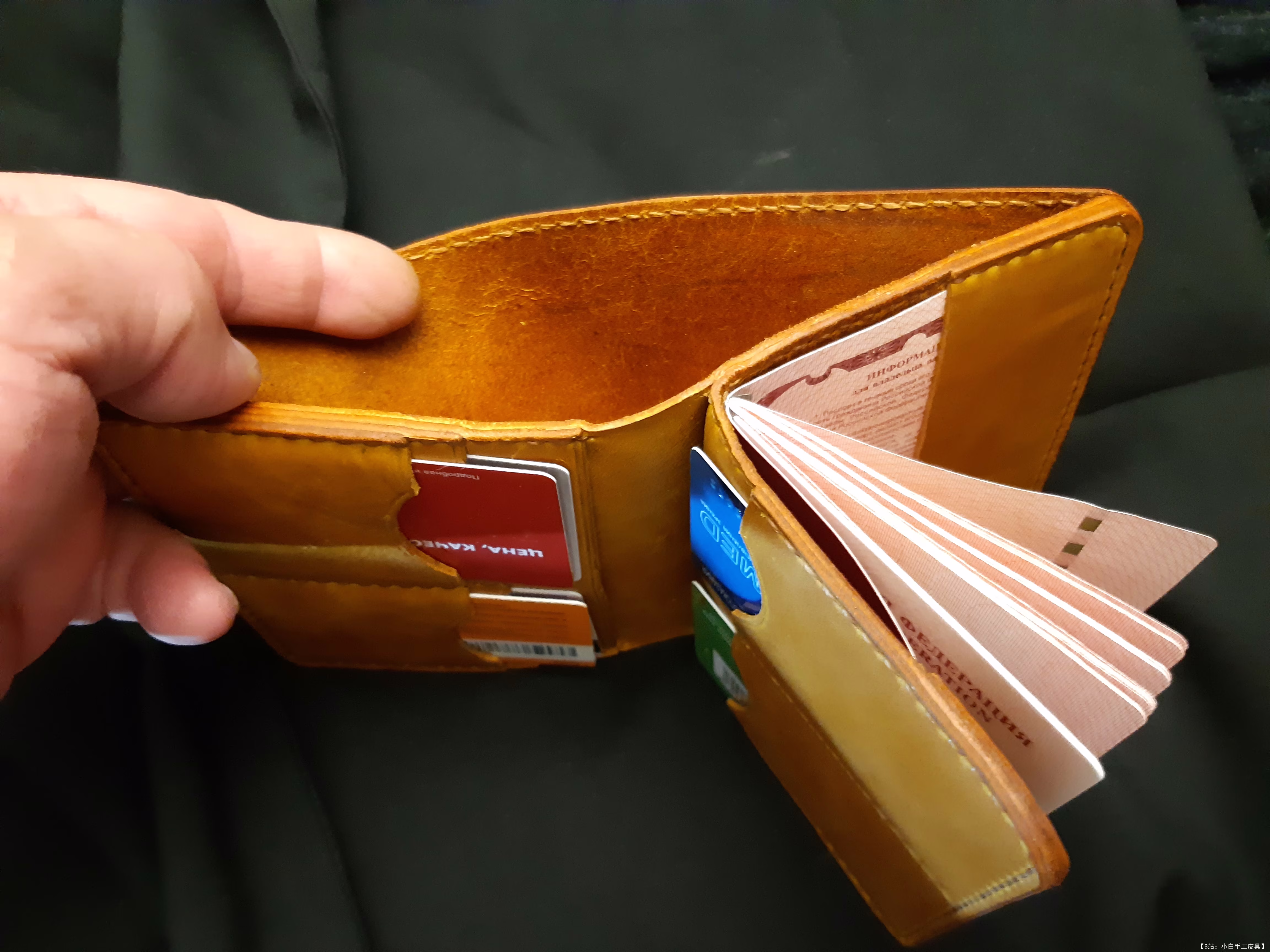 宽敞的皮革钱包，可存放卡片、护照和汽车文件 - 4