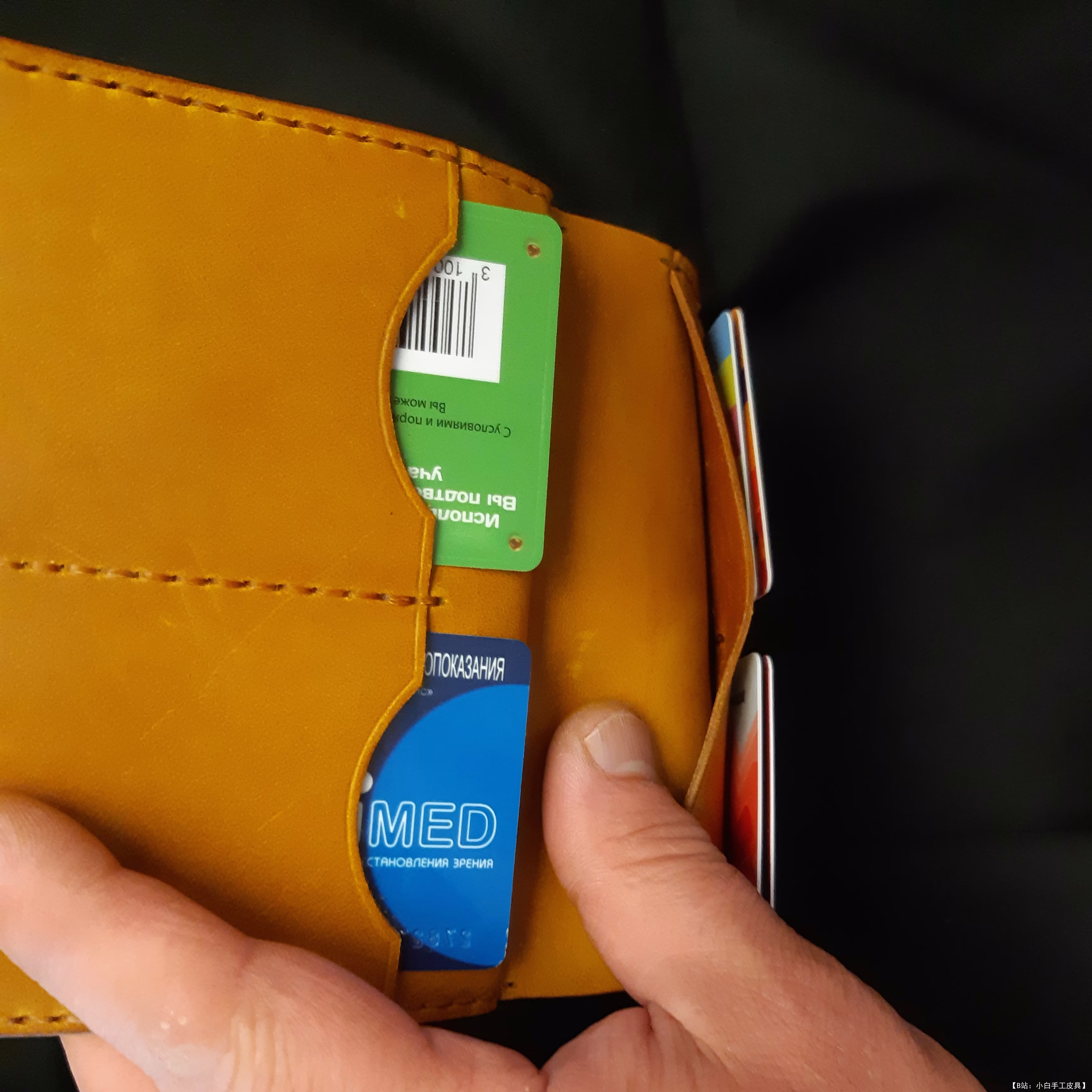 宽敞的皮革钱包，可存放卡片、护照和汽车文件 - 5