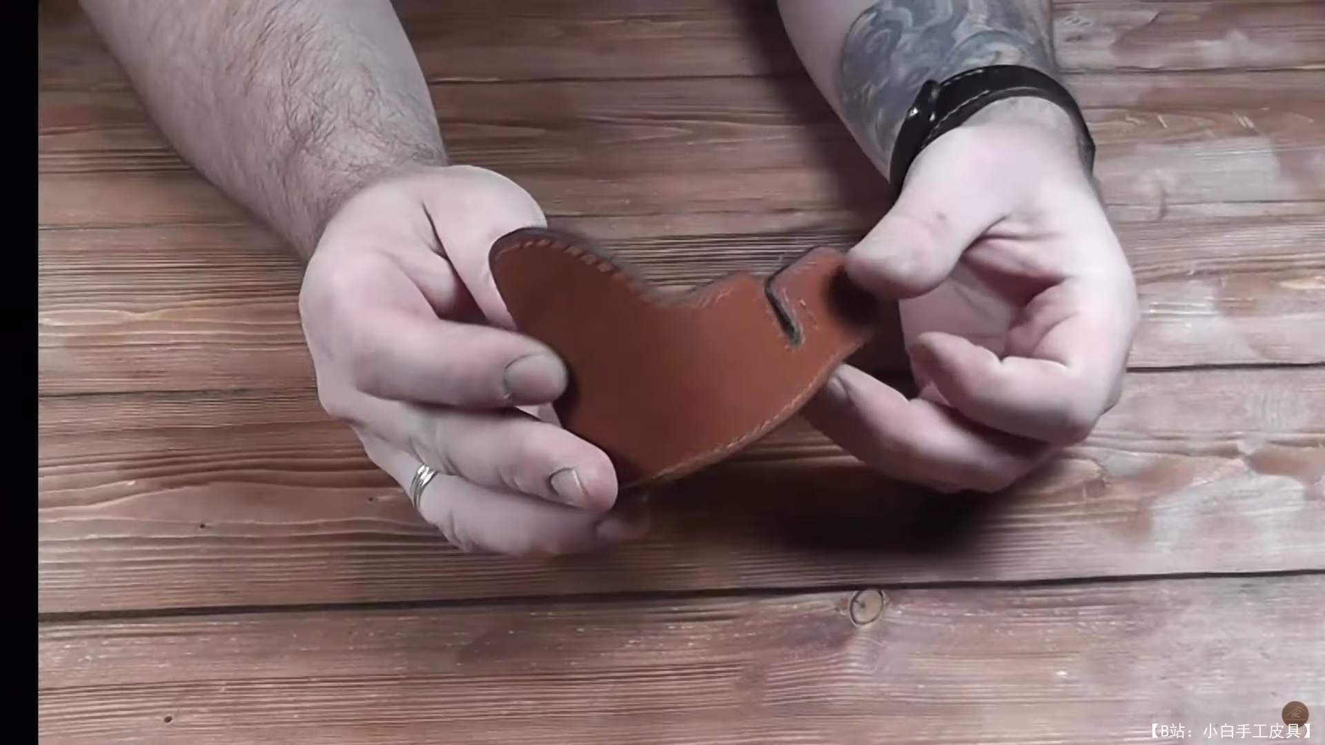 Max L'ermite 设计的免费模板皮革手机支架 - 2