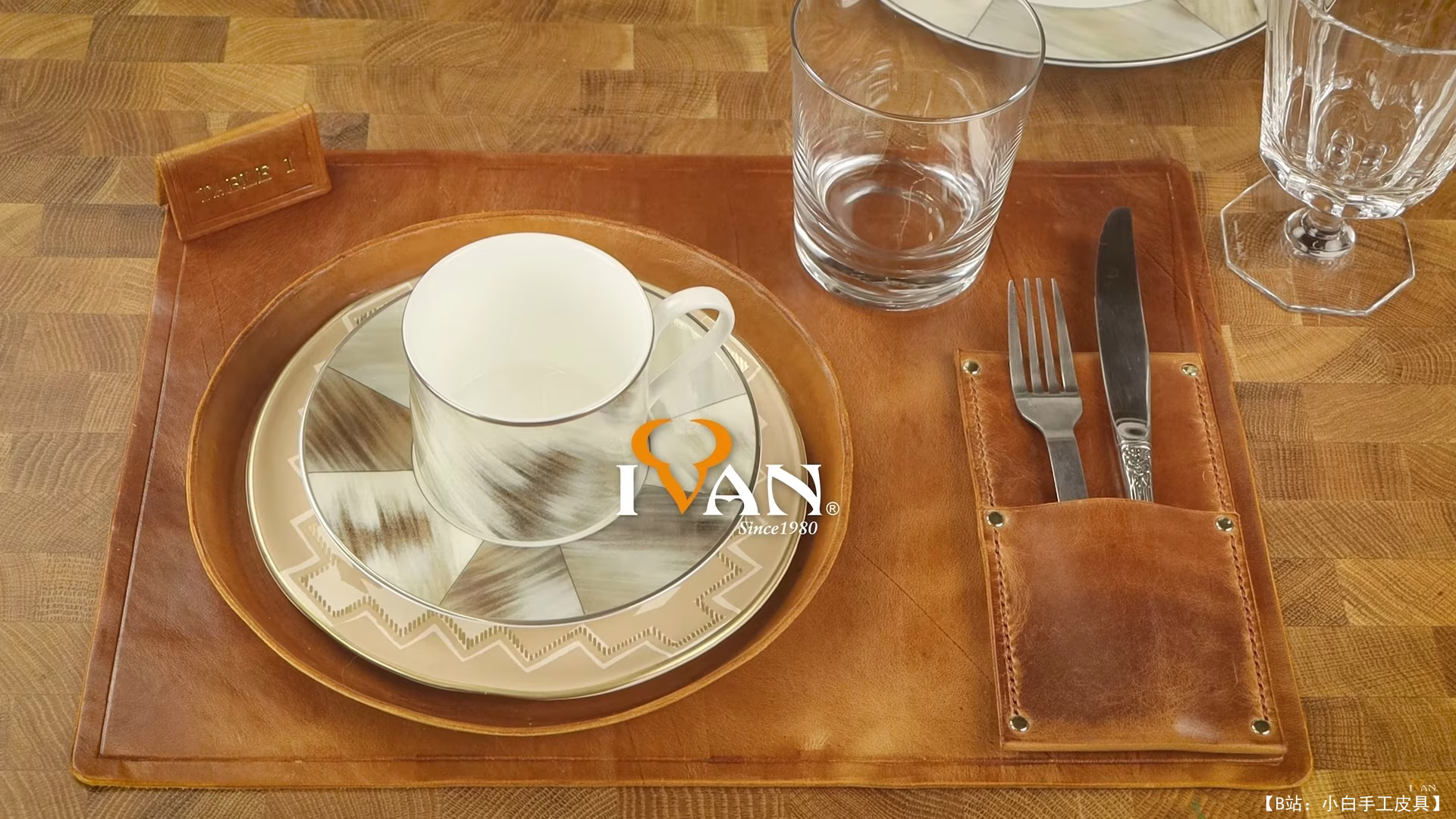 由 Ivan Leathercraft 设计的免费模板皮革餐桌设置 - 2